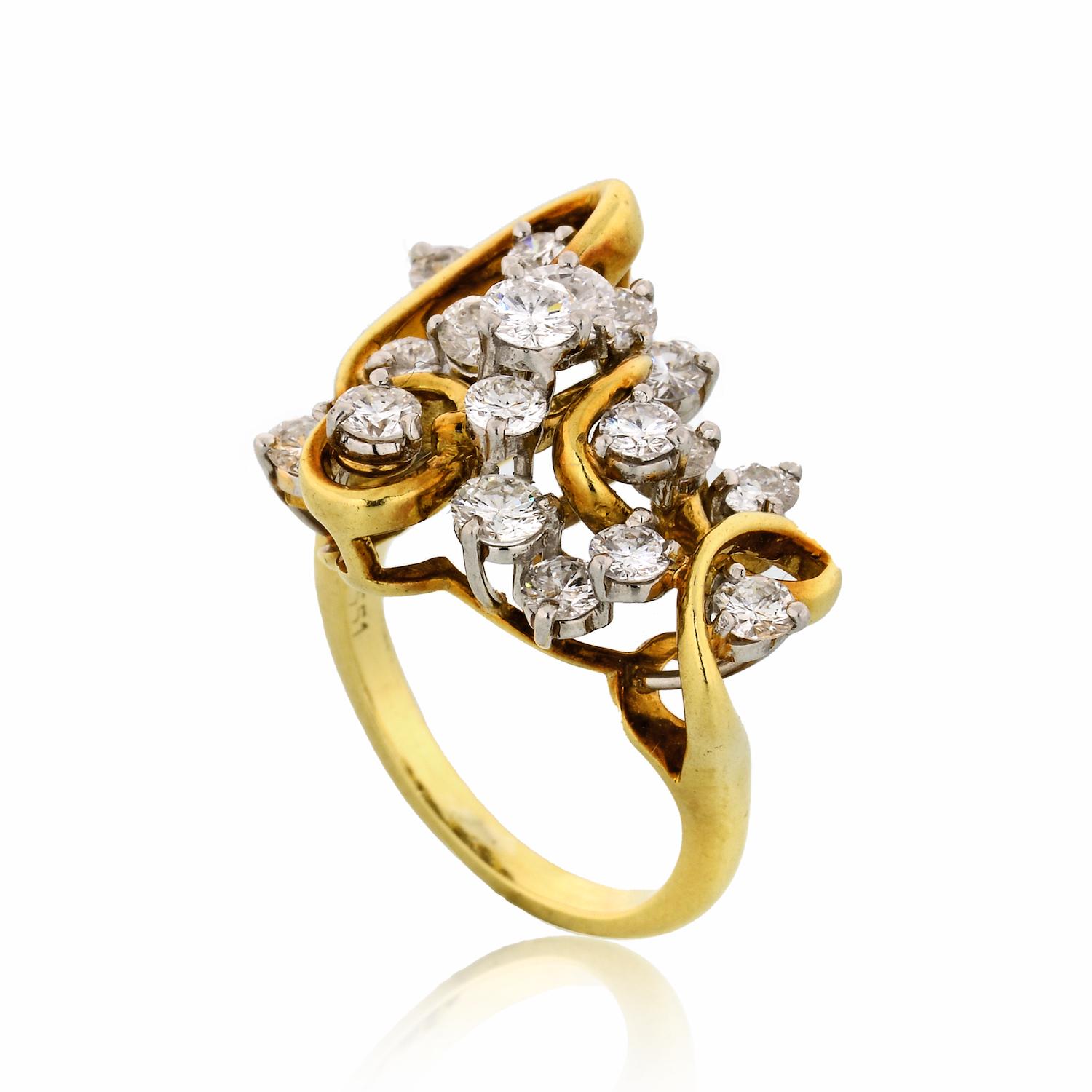 Cette bague de cocktail Kurt Wayne est un exemple frappant du design et de l'artisanat du milieu du siècle. 

Créée en platine et en or jaune 18 carats, cette pièce écrit le mot 