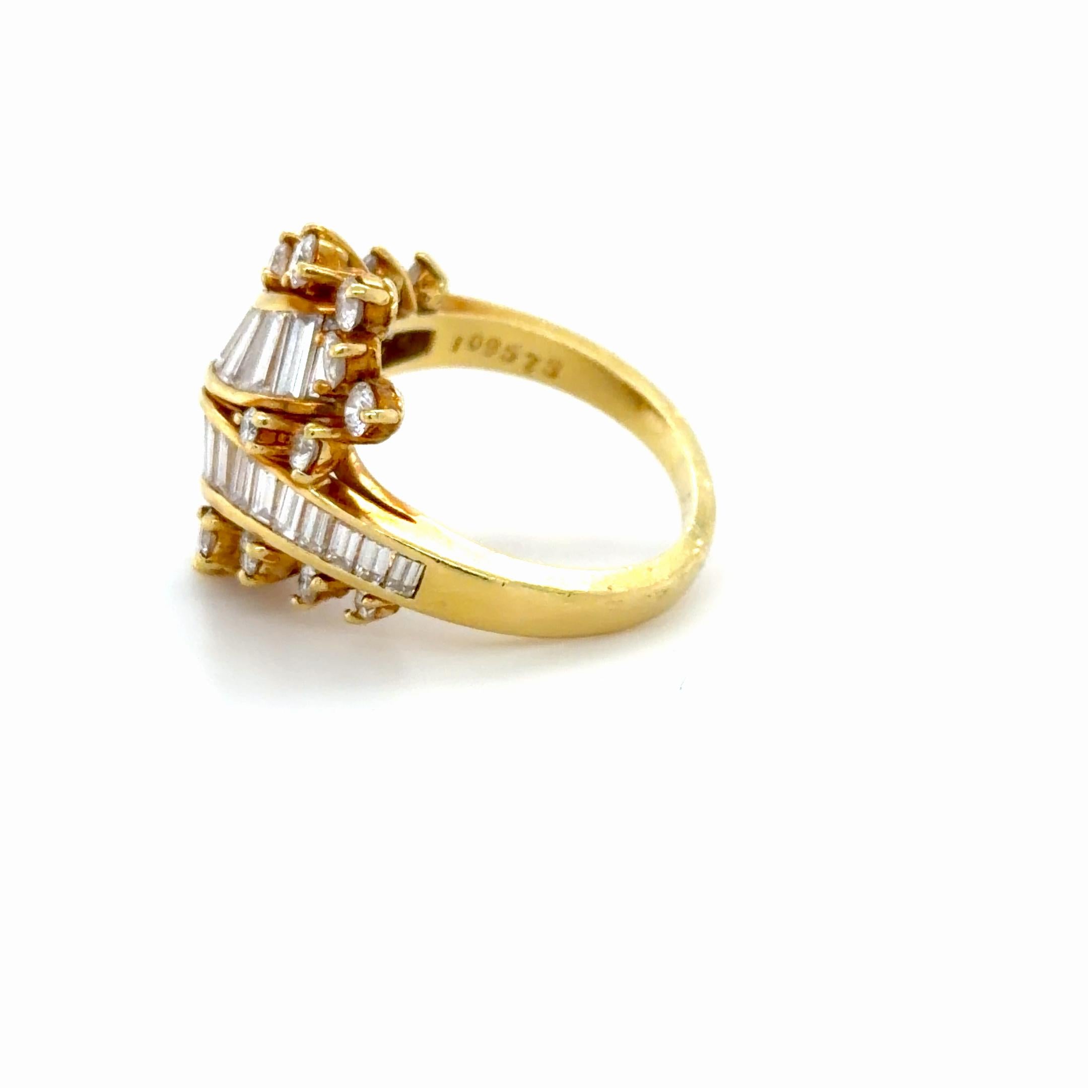 Questo splendido anello a grappolo di Kurt Wayne contiene 22 diamanti rotondi taglio brillante e 28 diamanti dritti e affusolati taglio baguette per un peso totale di circa 3,00 carati. Questo anello è elegante e perfetto per essere indossato tutti