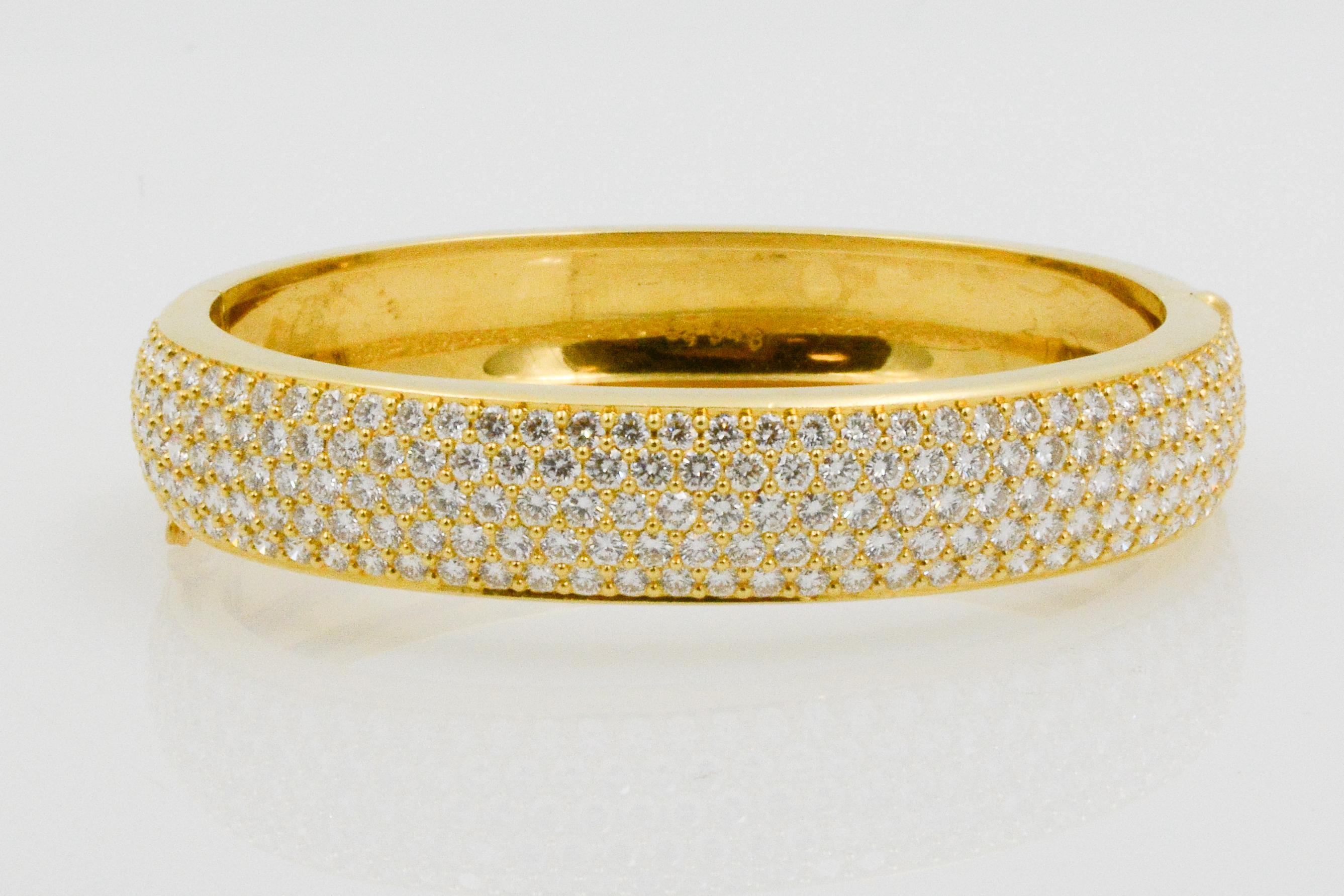 Kurt Wayne 18 Karat Yellow Gold and Pave Diamond Bangle In Excellent Condition In Dallas, TX