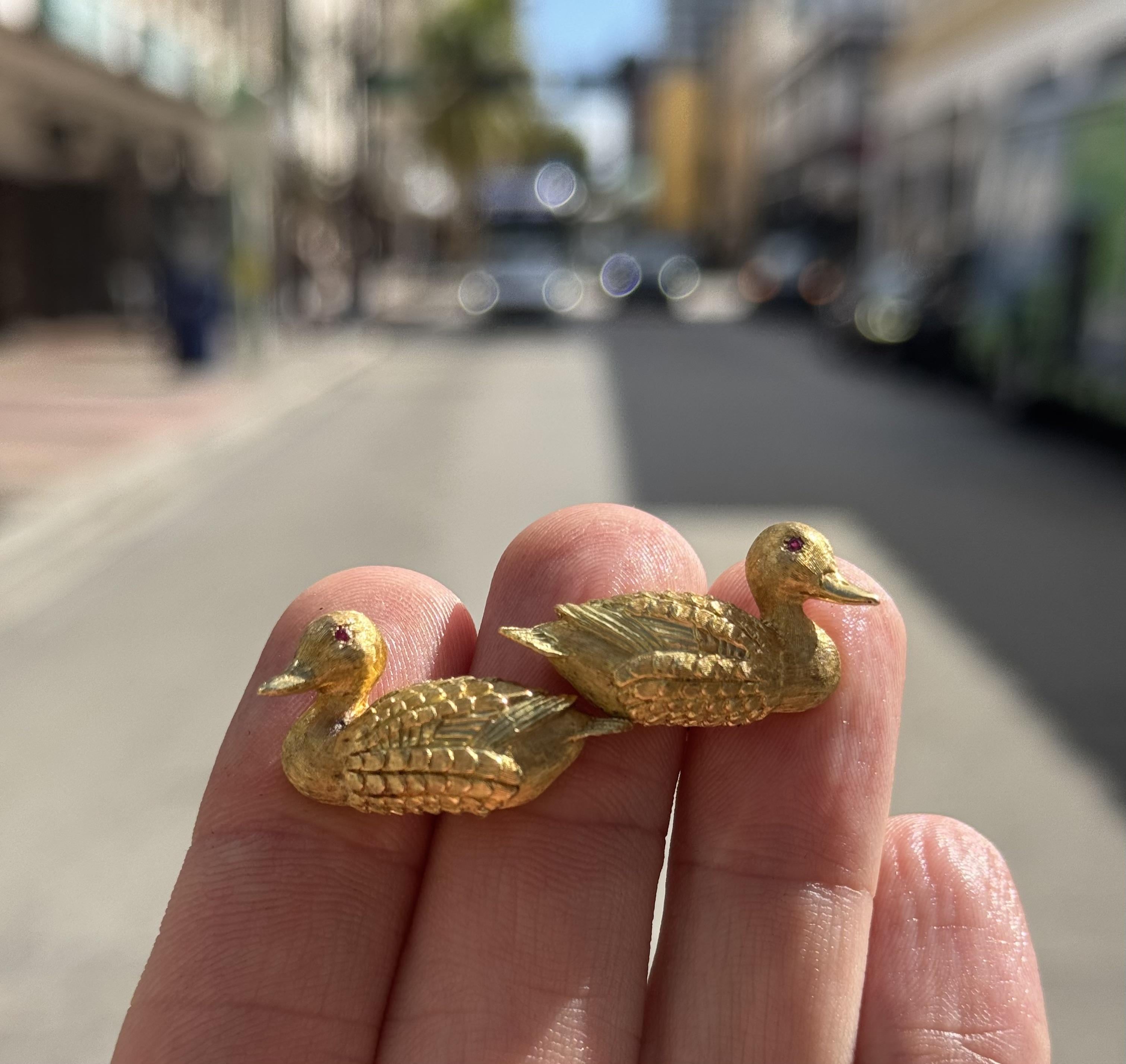 Taglio rotondo Gemelli da uomo Kurt Wayne in oro giallo 18 carati con anatroccolo e gemme di rubino in vendita