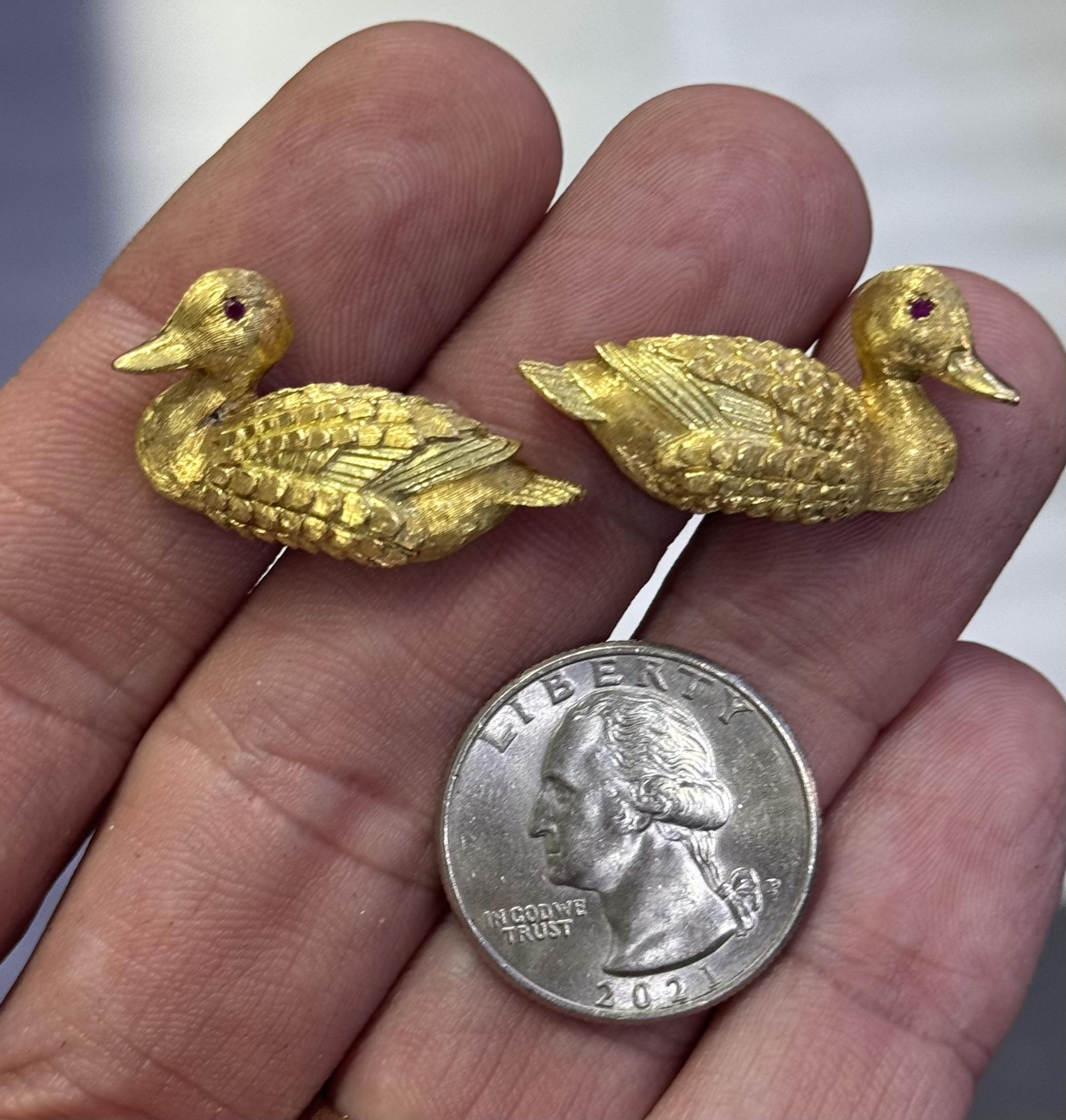 Gemelli da uomo Kurt Wayne in oro giallo 18 carati con anatroccolo e gemme di rubino In condizioni ottime in vendita a MIAMI, FL