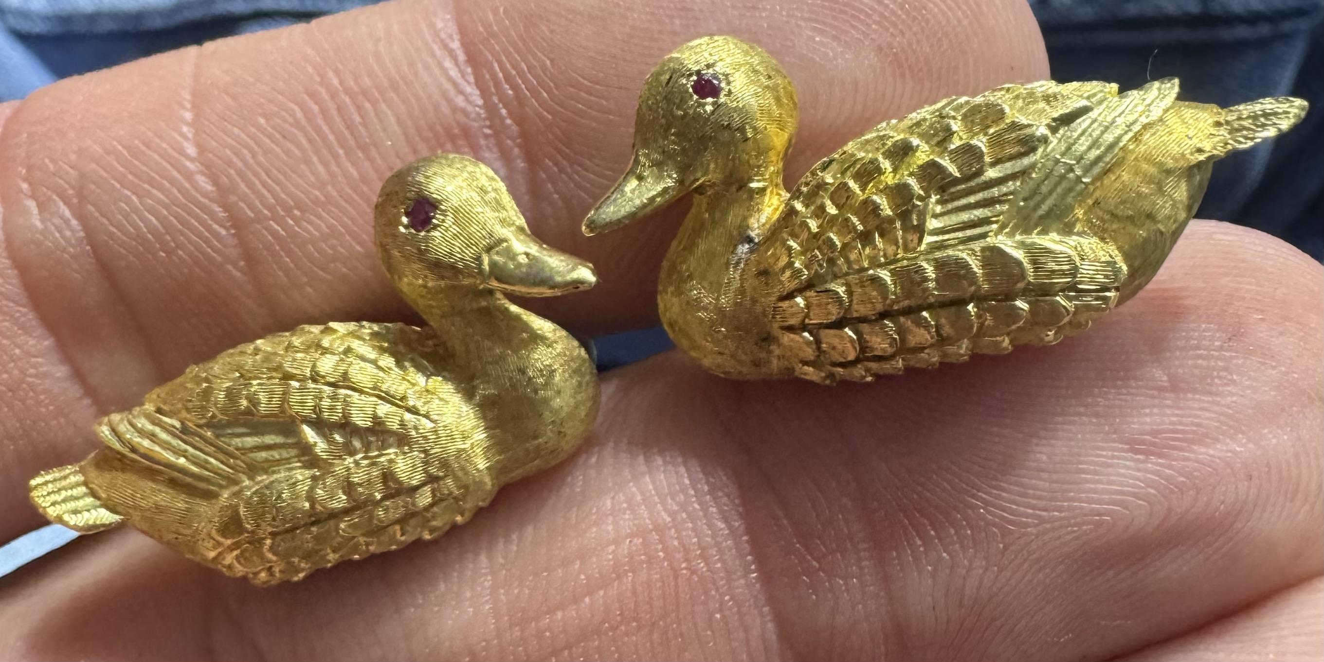 Uomo Gemelli da uomo Kurt Wayne in oro giallo 18 carati con anatroccolo e gemme di rubino in vendita