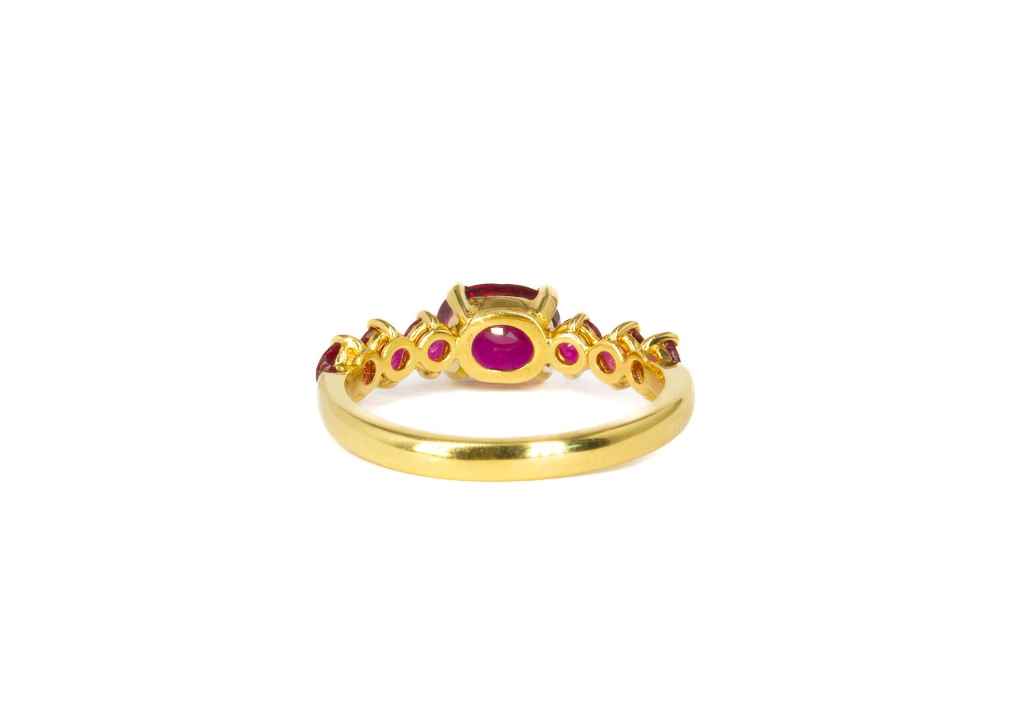 Dieser ovale Rubinring von Kurt Wayne mit einem Gesamtgewicht von 2,38 Karat ist ein atemberaubendes Schmuckstück, das Eleganz und Farbenpracht ausstrahlt. Das Herzstück ist ein leuchtender ovaler Rubin, der ein tiefes, fesselndes Rot ausstrahlt,