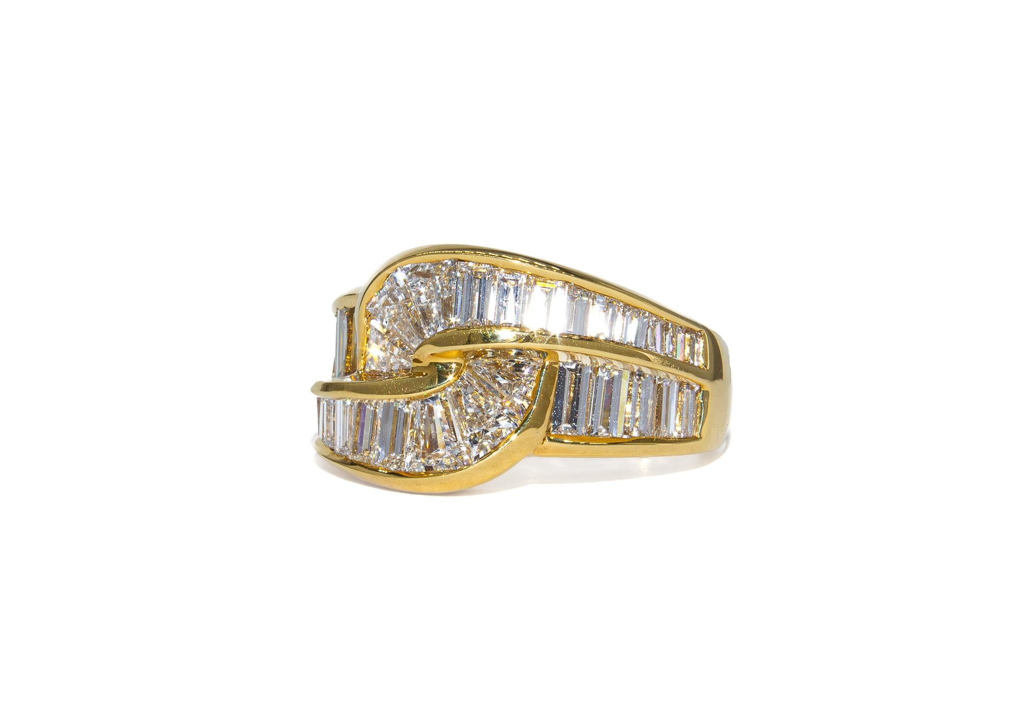 Dieser auffällige Ring aus 18 Karat Gelbgold ist ein kühnes, architektonisches Statement. Er ist mit 3,44 Karat Diamanten im Baguetteschliff besetzt und zelebriert klare Linien, Symmetrie und Glanz. Die unterschiedlichen Größen und die präzise