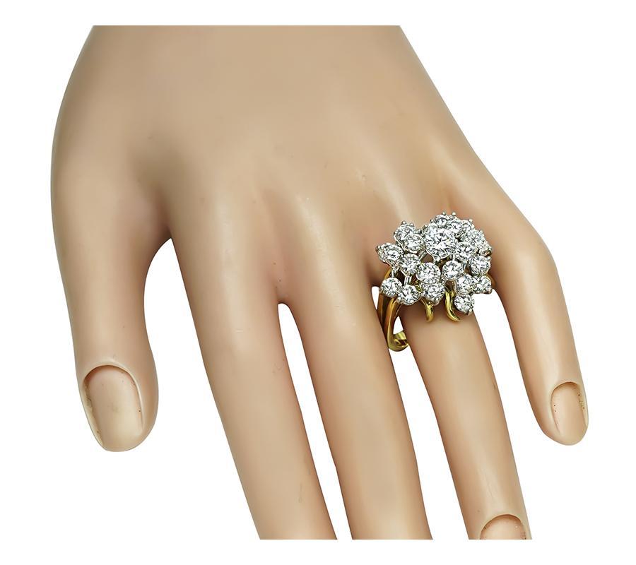 Questo è un favoloso anello giallo e bianco a 18 carati di Kurt Wayne. L'anello è incastonato con scintillanti diamanti a taglio rotondo che pesano circa 3.50 carati. Il colore di questi diamanti è E con purezza VS. La parte superiore dell'anello