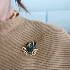 KURT WAYNE Broche crabe articulée en or 14 carats avec onyx, rubis et diamants