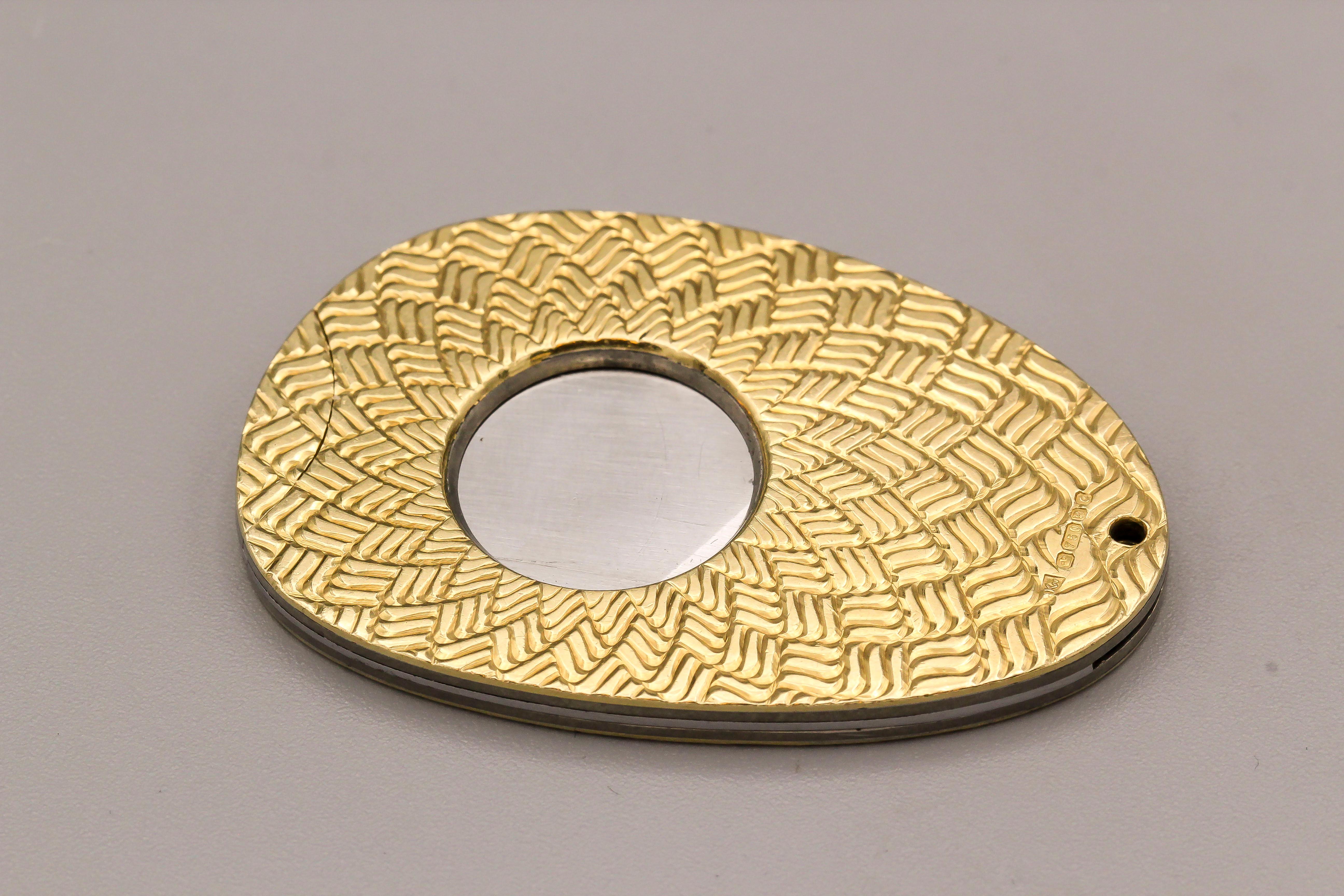 Fine 18k gold cigar cutter, circa 1970s. It features a basket weave design, a stainless steel blade, and the opening is 5/8