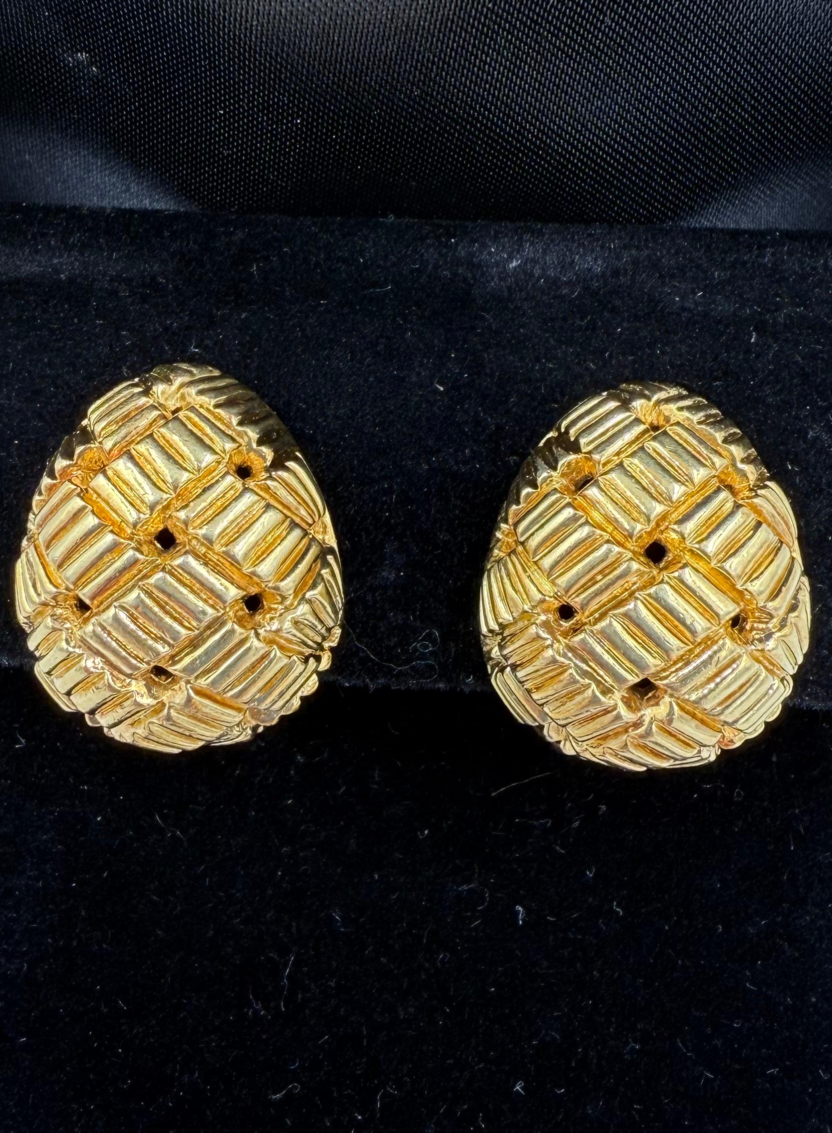 Kurt Wayne Basket Weave 18k Yellow Gold Clip On Earrings In Good Condition For Sale In Los Angeles, CA