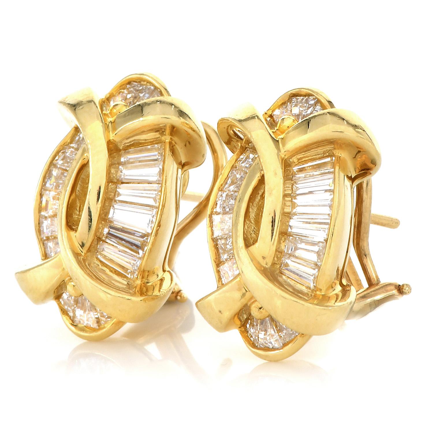 Ces boucles d'oreilles exquises de Kurt Wayne sont les adjectifs parfaits pour décrire ces pièces et leur porteur. 

Ces boucles d'oreilles Kurt Wayne des années 1980 sont fabriquées en or jaune 18 carats massif,

pèsent 18,5 grammes et mesurent 21