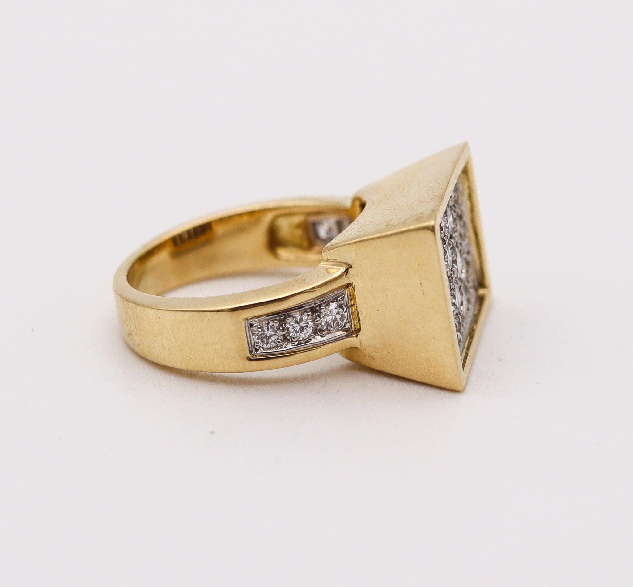 KURT WAYNE Geometric Cocktail Ring In 18Kt Yellow Gold With 1.71 Ctw Diamonds In Excellent Condition For Sale In Miami, FL