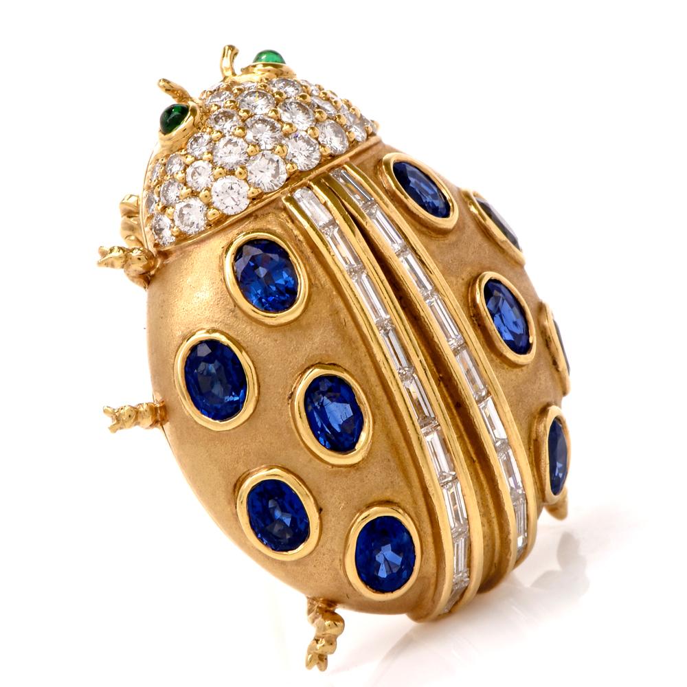 This Kurt Wayne designed whimsical pin brooch designed as a bejeweled lady-bag is extremely well made in 18 karat matted yellow gold and weighs 14.5 grams. The widely liked 'messenger of luck' is adorned 10 faceted oval-shaped blue sapphires,