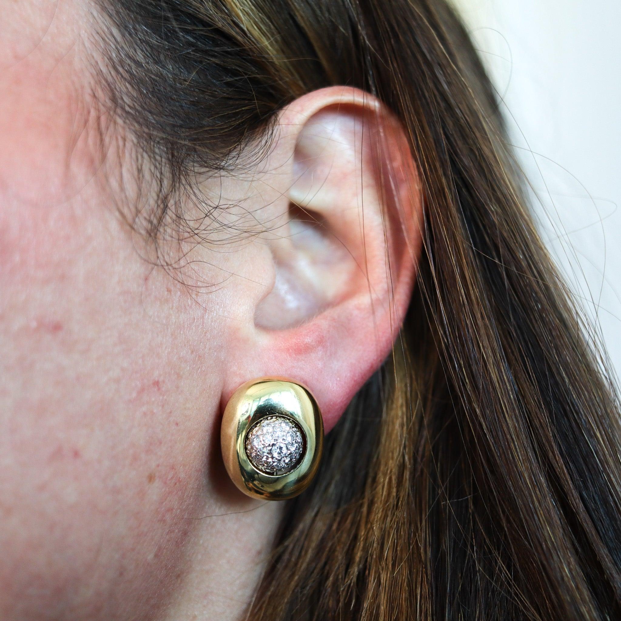Modernist two tones earrings designed by Kurt Wayne

These are a beautiful pair of earrings, created by Kurt Wayne back in the late 20th century. The earrings have been crafted with elegant cushioned-bombe shapes in two tones of 18 karats gold with