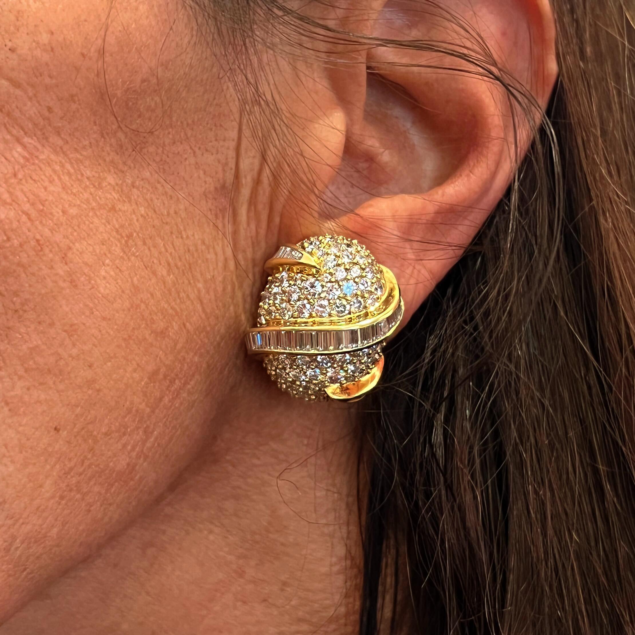 KURT WAYNE Oval Gold Diamond Earrings In Good Condition For Sale In New York, NY