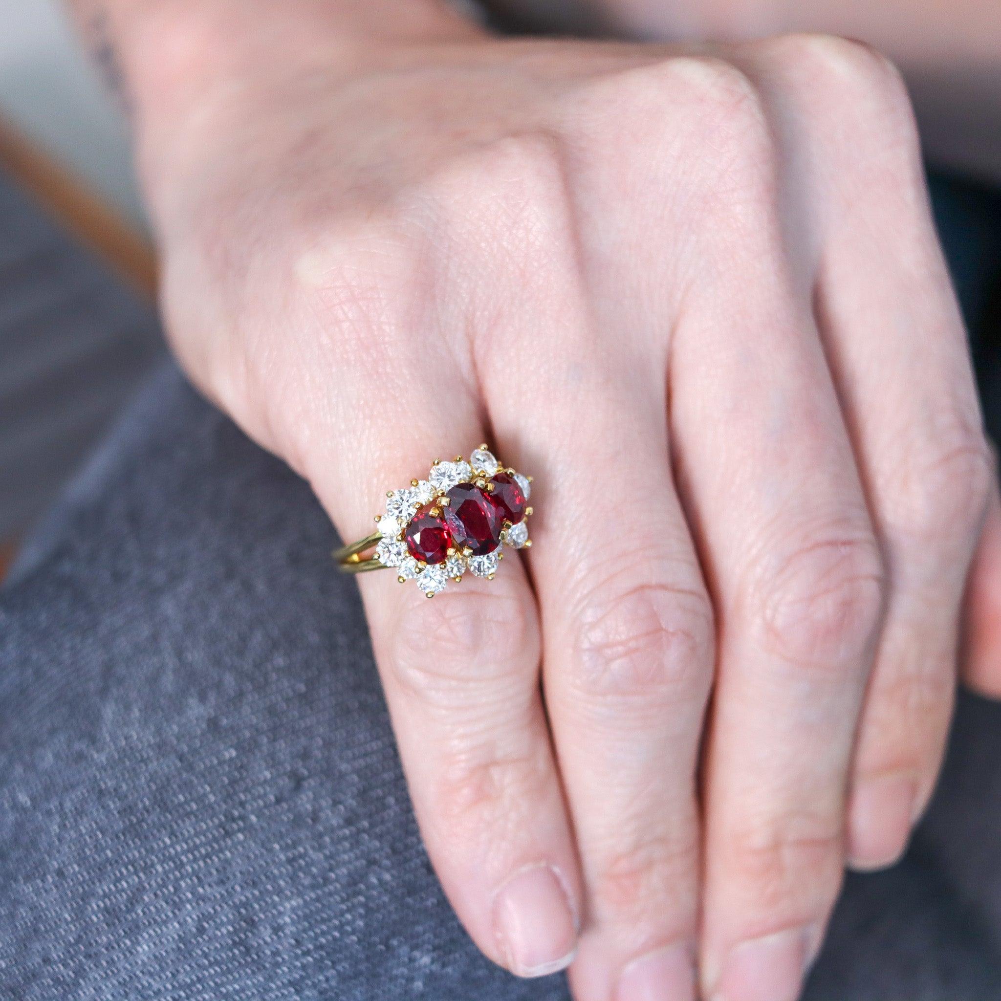 Geometrischer Cocktailring, entworfen von Kurt Wayne (1909-1990).

Dieser prächtige, mit Edelsteinen besetzte Ring wurde von dem Schmuckdesigner Kurt Wayne in den späten 1980er Jahren entworfen. Der Ring wurde meisterhaft aus massivem 18-karätigem
