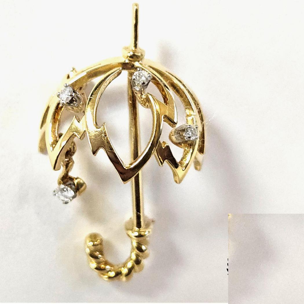 Broche parapluie Kurt Wayne en or jaune 18 carats et diamants, 1974

Description :
Cette broche vintage Kurt Wayne Umbrella, créée en 1974, est un rare exemple de l'approche ludique mais raffinée du créateur en matière de joaillerie. Réalisée en or