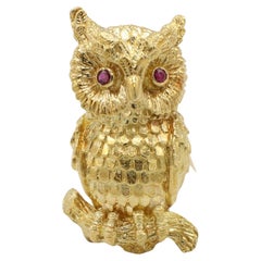 Kurt Wayne Retro 1970 18 Karat Yellow Gold & Ruby Owl Bird Brooch Pin