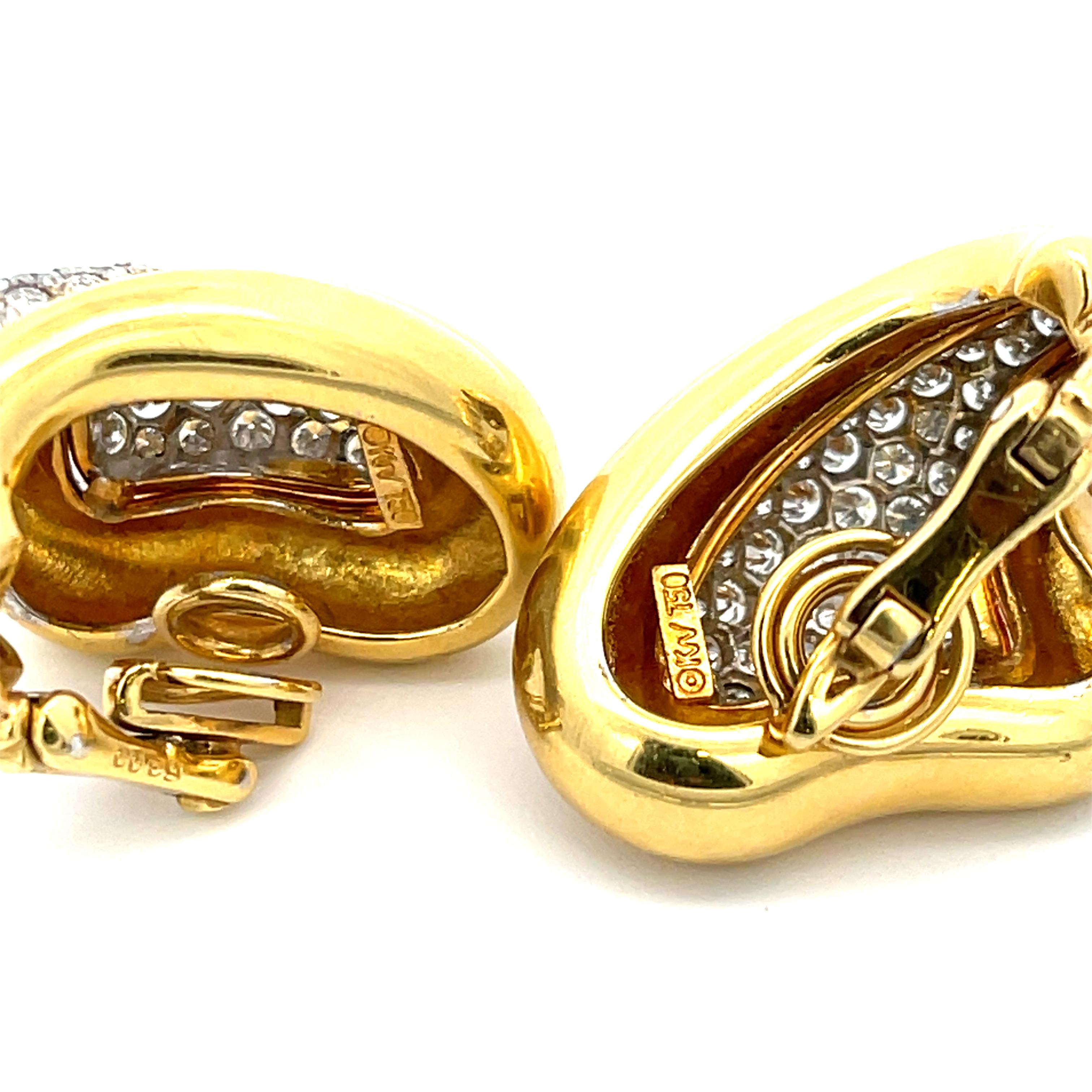 Pendientes de clip con diamantes pavé Kurt Wayne de oro amarillo de 18 quilates. Los pendientes tienen aproximadamente 1,55 ctw de diamantes redondos brillantes. Los pendientes miden 1