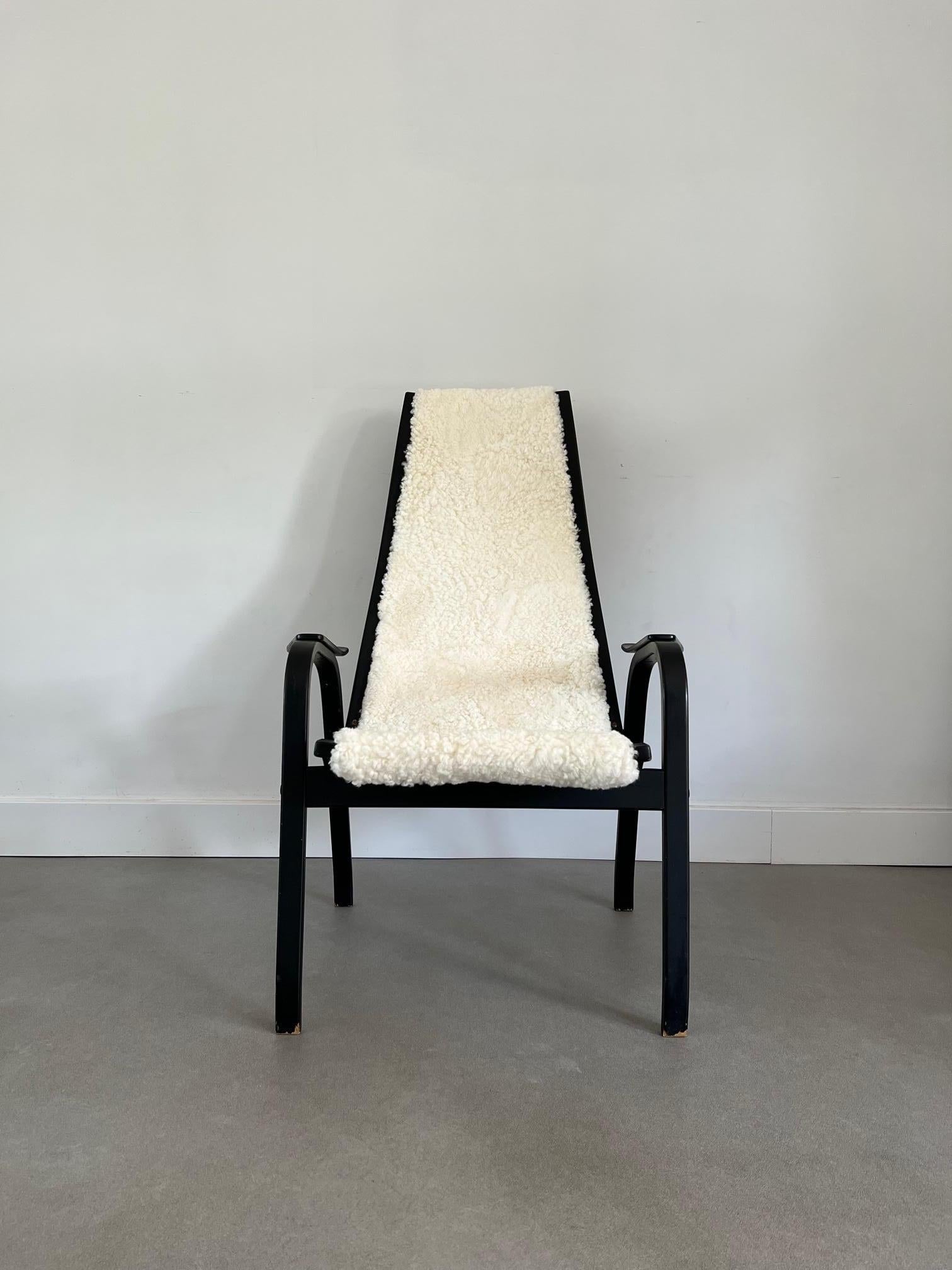 I feel this is a very feminine chair due to it's thin yet curvy posture. It's old and the frame is telling you that in a nice patinated way. The old sheepskin was completely worn out. So this chair got herself a new sheepskin dress.

About the