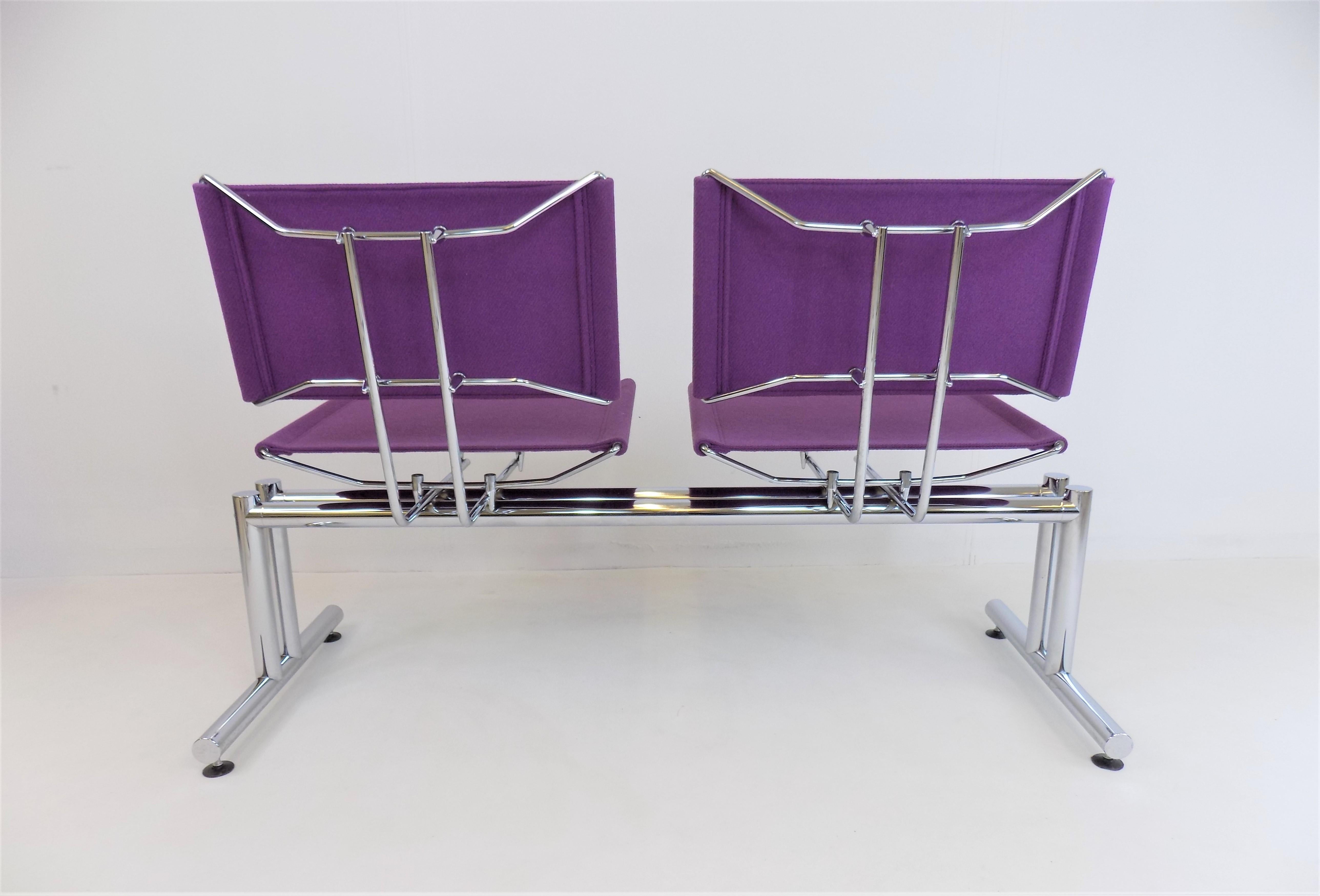 This Kusch 8600 2-seater has a chrome-plated metal frame and a purple fabric cover for the seat and backrest. The chrome frame shows hardly any signs of wear. The fabric covering is firm and is in very good condition. The purple fabric is a solid