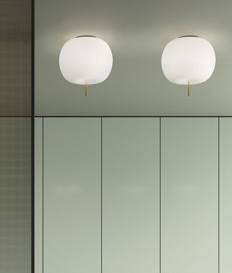 Deckenleuchte „Kushi“ aus Opalglas und Messing für Kdln (Moderne der Mitte des Jahrhunderts) im Angebot