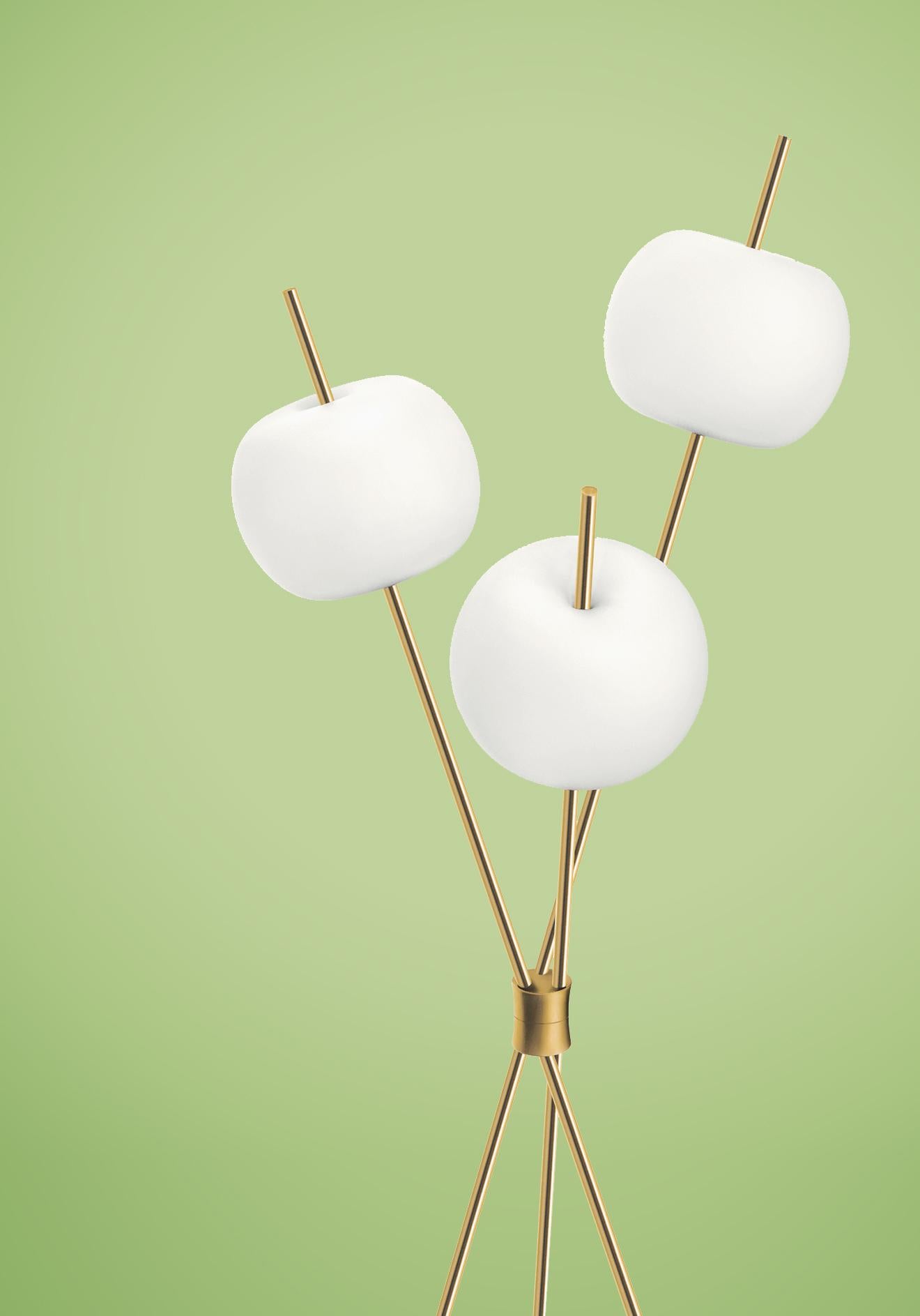 Lampadaire à trois branches en verre opalin et laiton 'Kushi' pour KDLN.

Exécuté en verre opalin double couche soufflé à la bouche avec un corps métallique disponible en trois finitions de revêtement : noir, cuivre et laiton. Ce design minimaliste