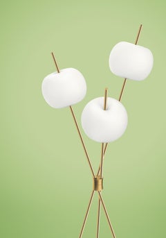Lampada da terra a tre steli in vetro opalino e ottone 'Kushi' per KDLN