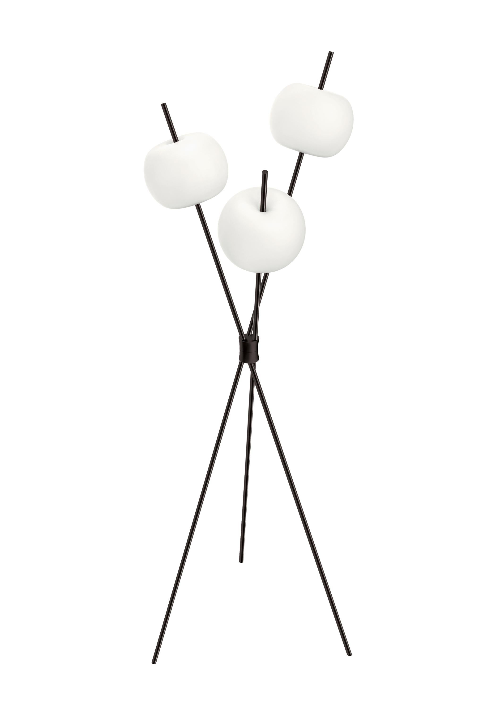 Dreistöckige Stehlampe „Kushi“ aus Opalglas und Messing für KDLN im Zustand „Neu“ im Angebot in Glendale, CA