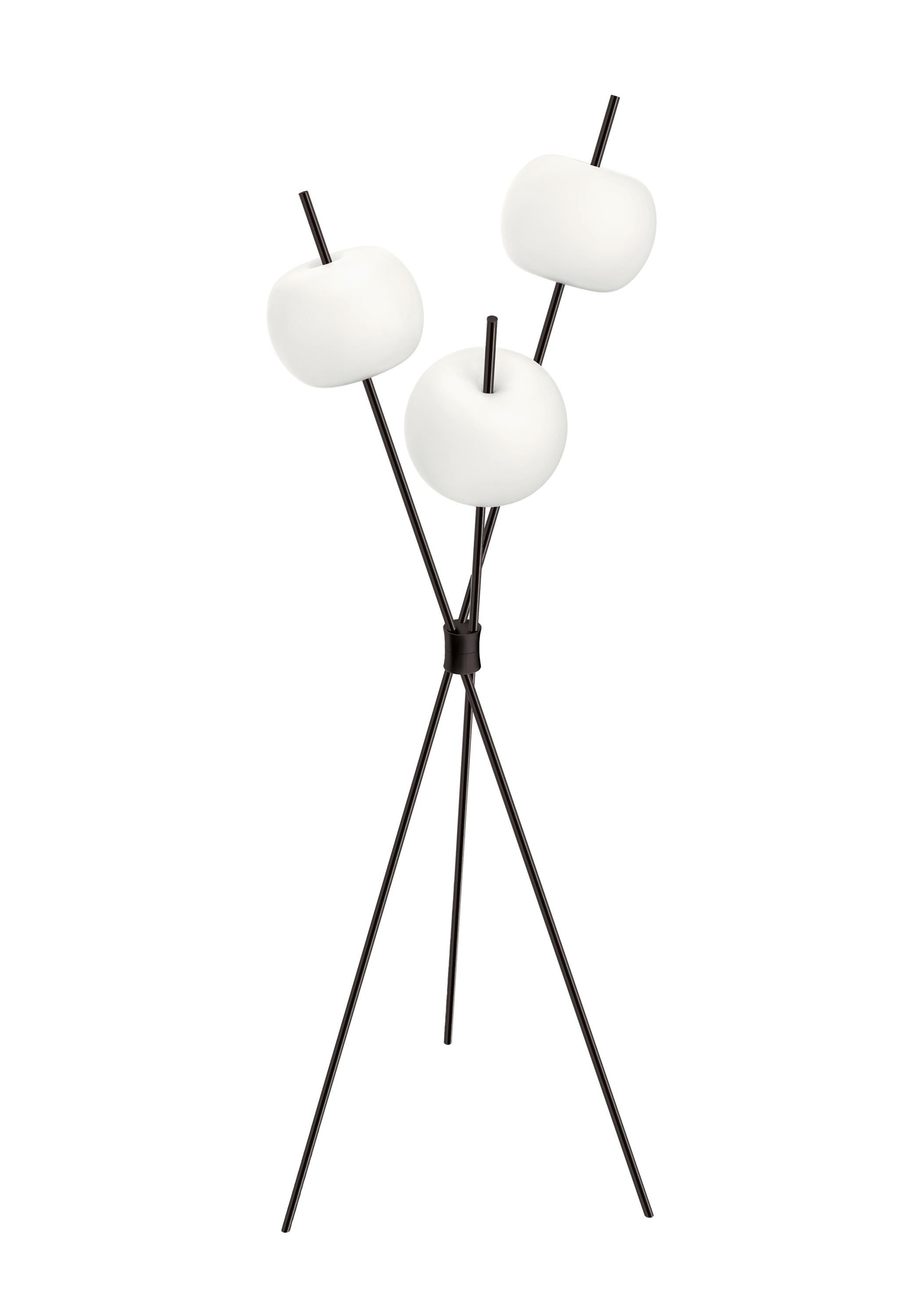 Lampadaire à trois branches «ushi » en verre opalin et laiton pour KDLN Neuf - En vente à Glendale, CA