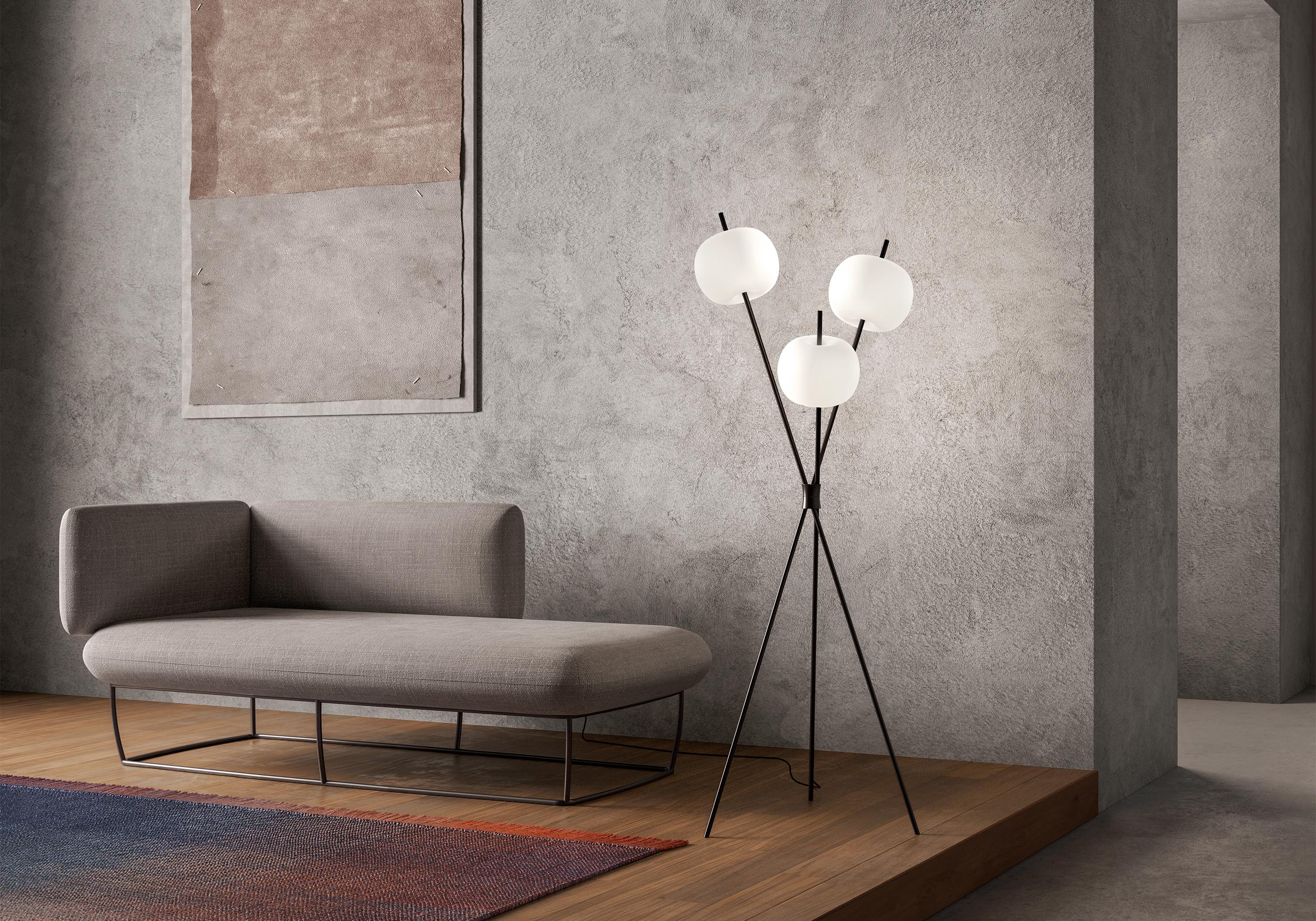 XXIe siècle et contemporain Lampadaire à trois branches «ushi » en verre opalin et laiton pour KDLN en vente