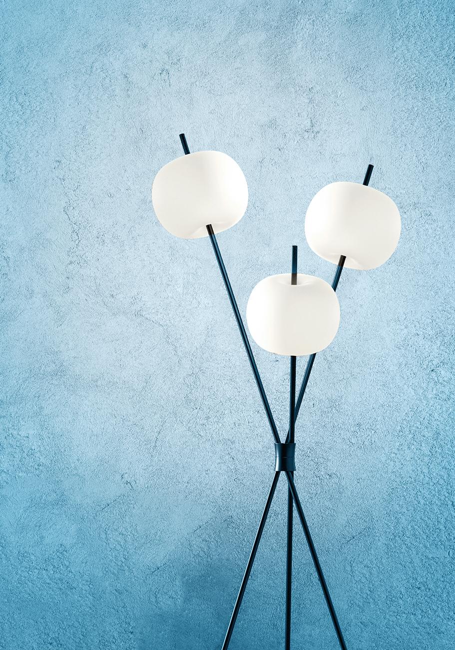 Dreistöckige Stehlampe „Kushi“ aus Opalglas und Messing für KDLN (Metall) im Angebot