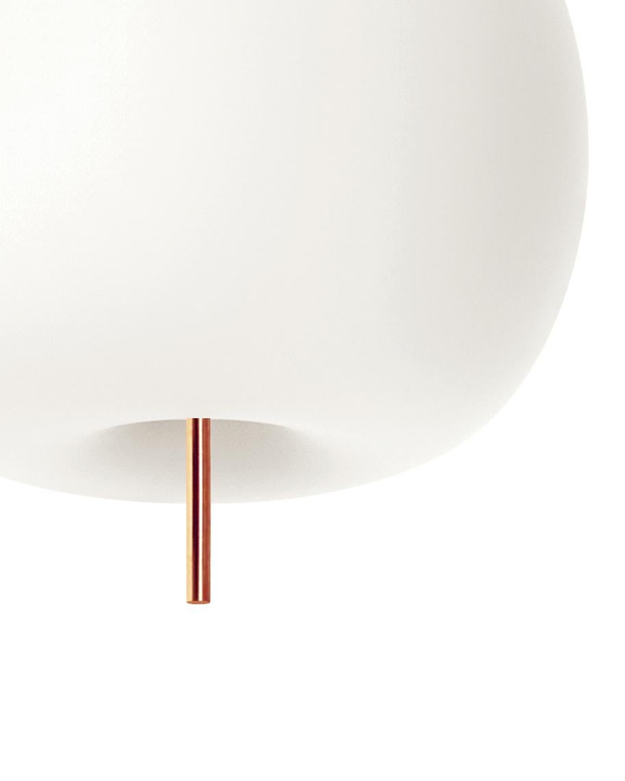 Italiano Lampada da soffitto 'Kushi' in vetro opalino e rame per KDLN in vendita