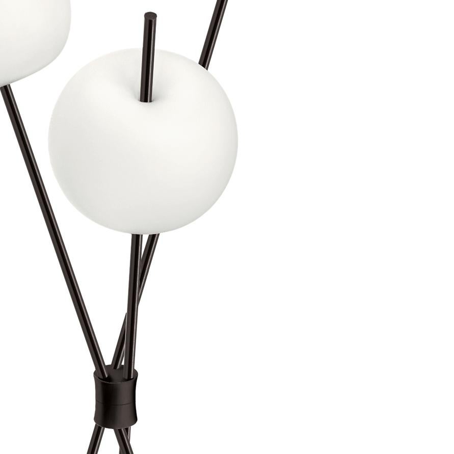 Dreistöckige Stehlampe „Kushi“ aus Opalglas und Metall für KDLN in Schwarz (Italienisch) im Angebot