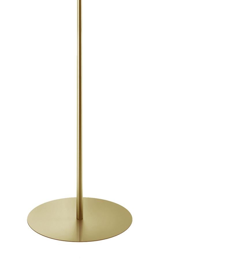 italien Lampadaire «ushi XL » en verre opalin et laiton pour KDLN en vente