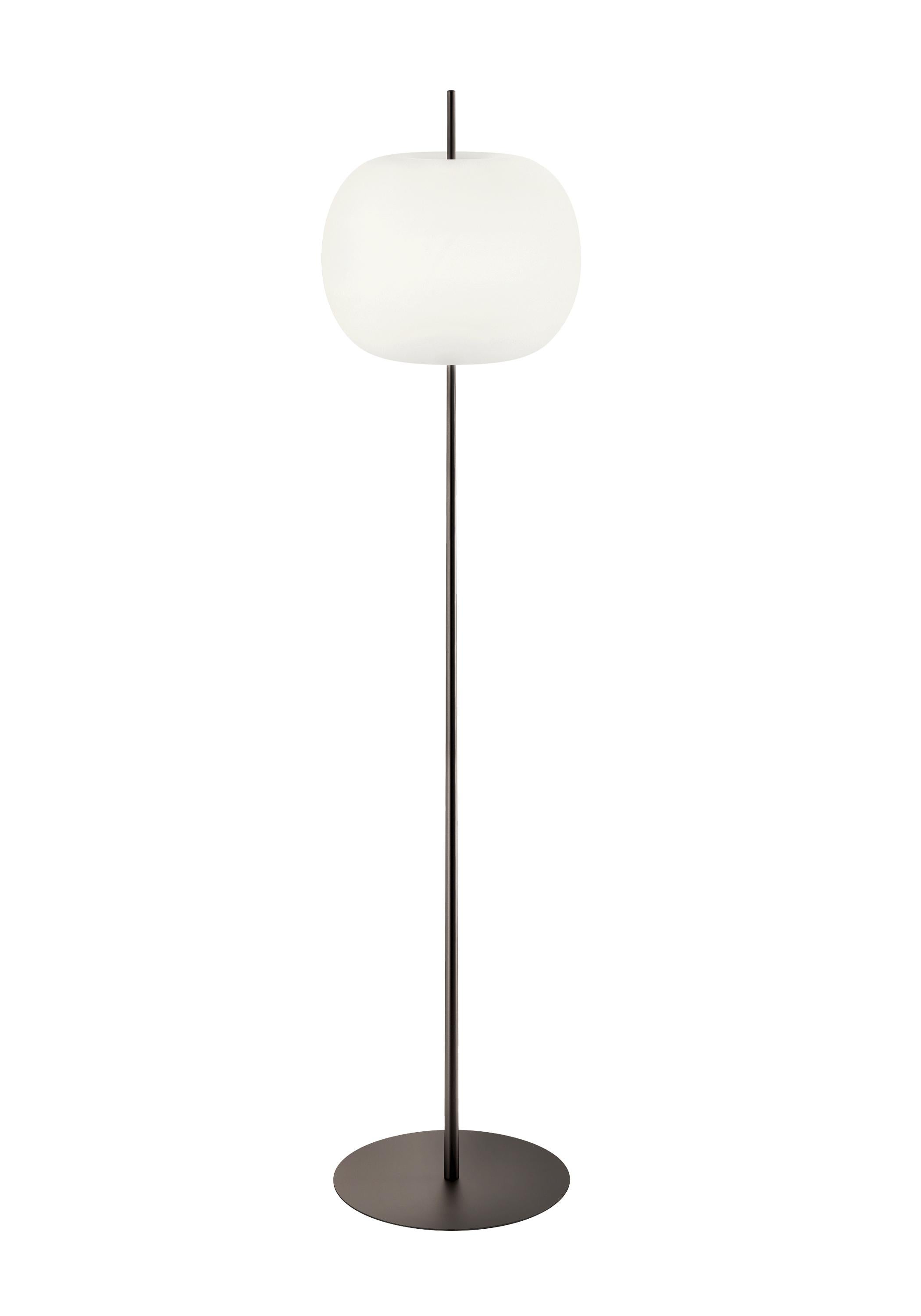 XXIe siècle et contemporain Lampadaire «ushi XL » en verre opalin et laiton pour KDLN en vente