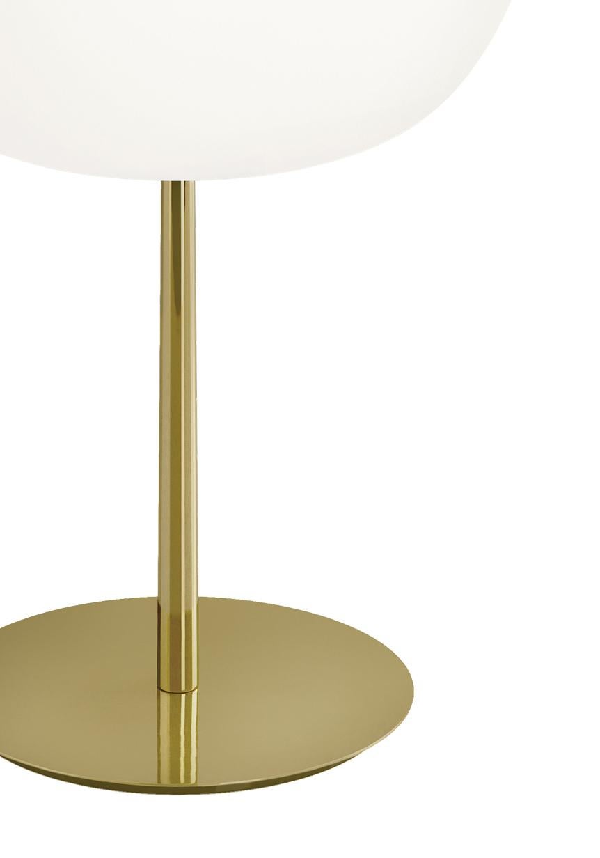 Tischlampe „Kushi XL“ aus Opalglas und Messing für Kdln (Italienisch) im Angebot