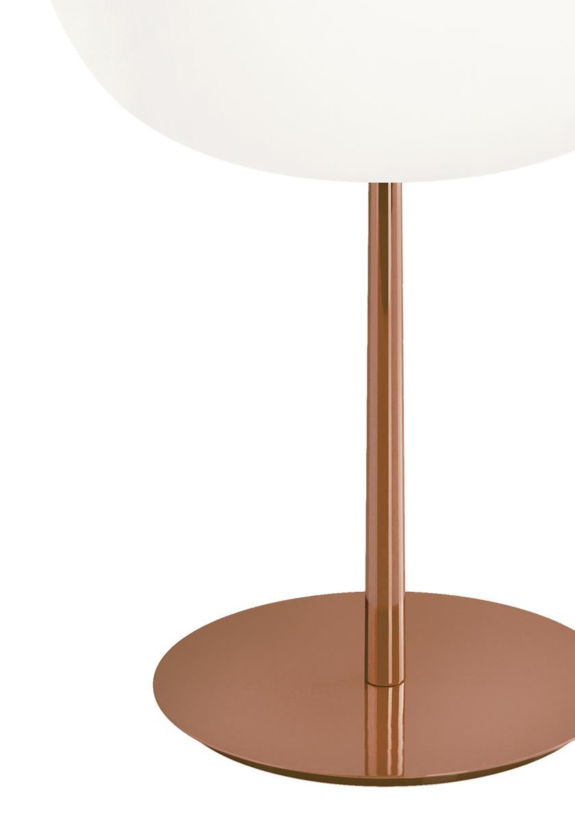 italien Lampe de bureau 'Kushi XL' en verre opalin et cuivre pour KDLN en vente