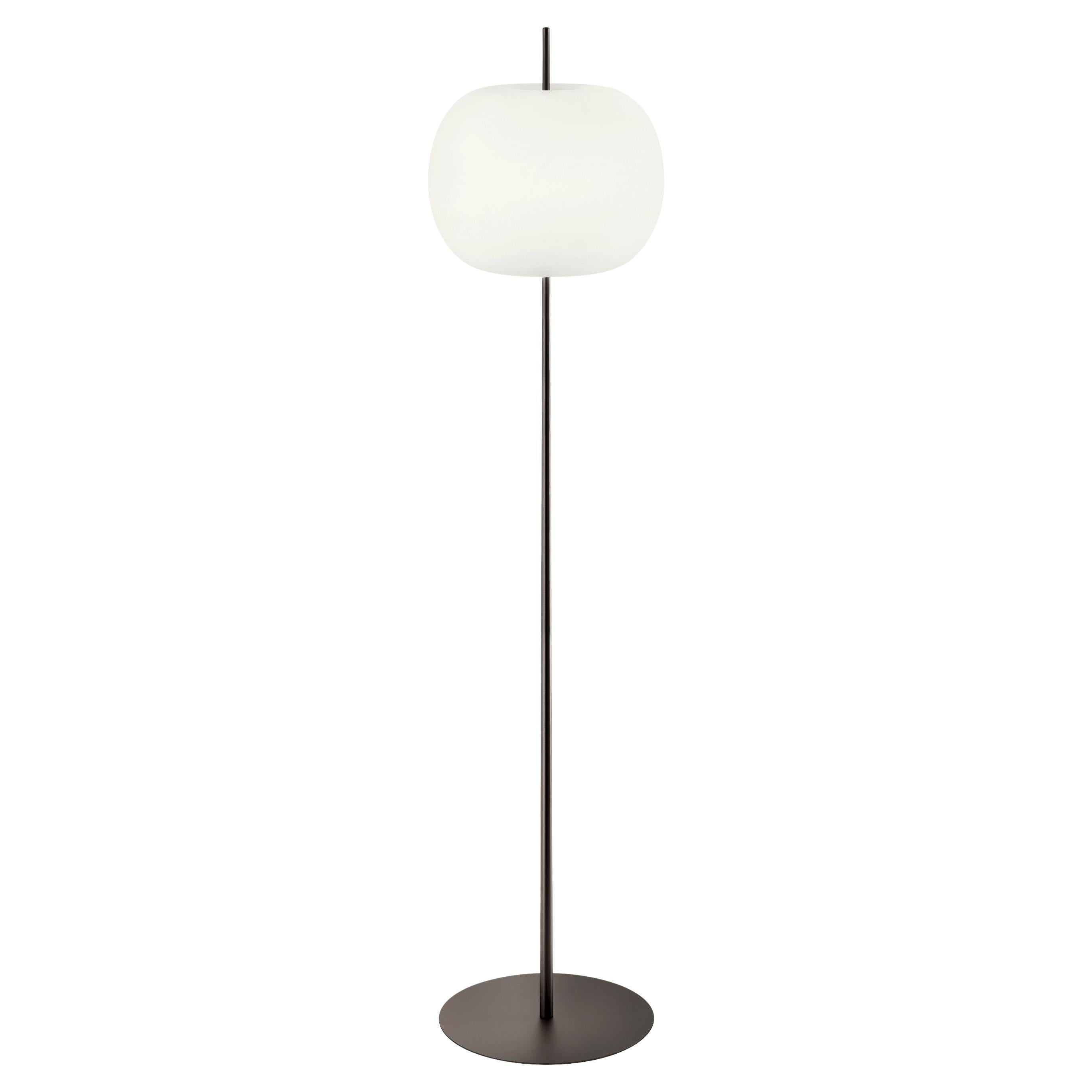 Stehlampe „Kushi XL“ aus Opalglas und Metall für KDLN in Schwarz