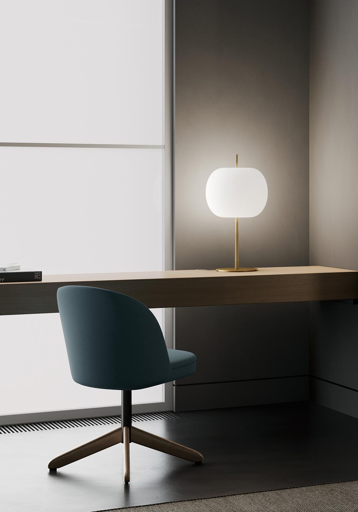 Mid-Century Modern Lampe de bureau 'Kushi XL' en verre opalin et métal pour KDLN en noir en vente