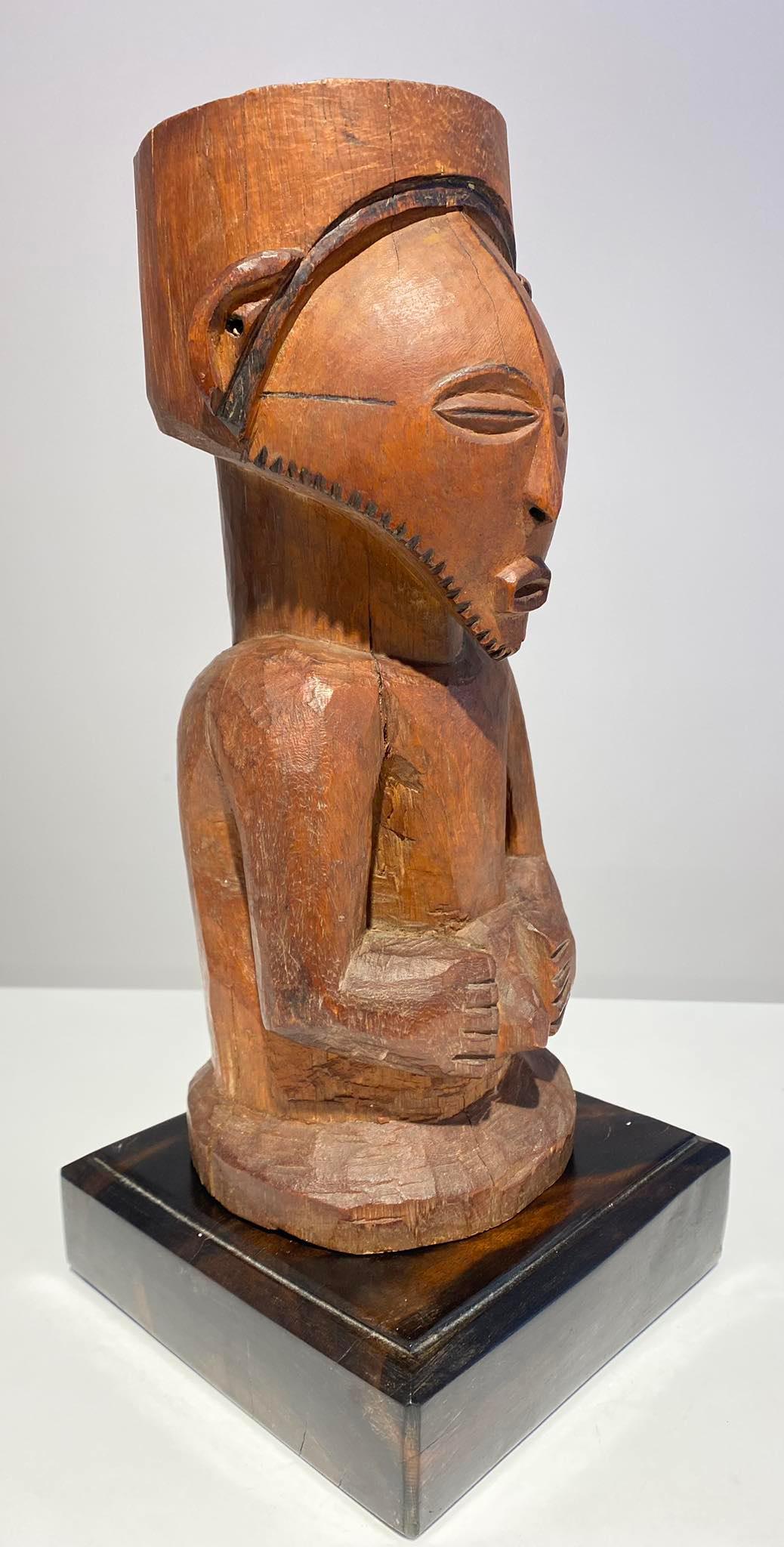 Fétiche d'ancêtre en bois Kusu ca 1900 RD Congo Afrique Art Tribal Centrafricain Bon état - En vente à Leuven, BE