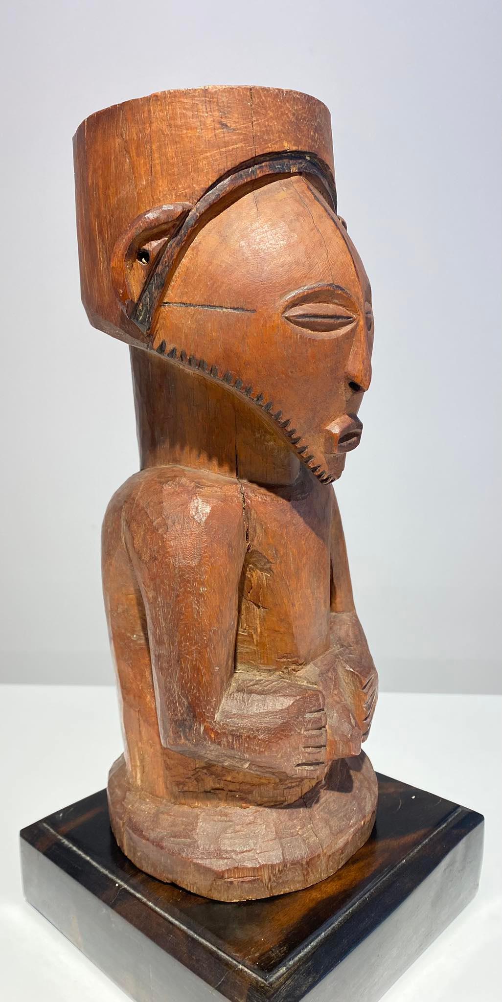 Kusu Ahnenfetisch aus Holz um 1900 DR Kongo Afrika Zentralafrikanische Tribal Art im Zustand „Gut“ im Angebot in Leuven, BE