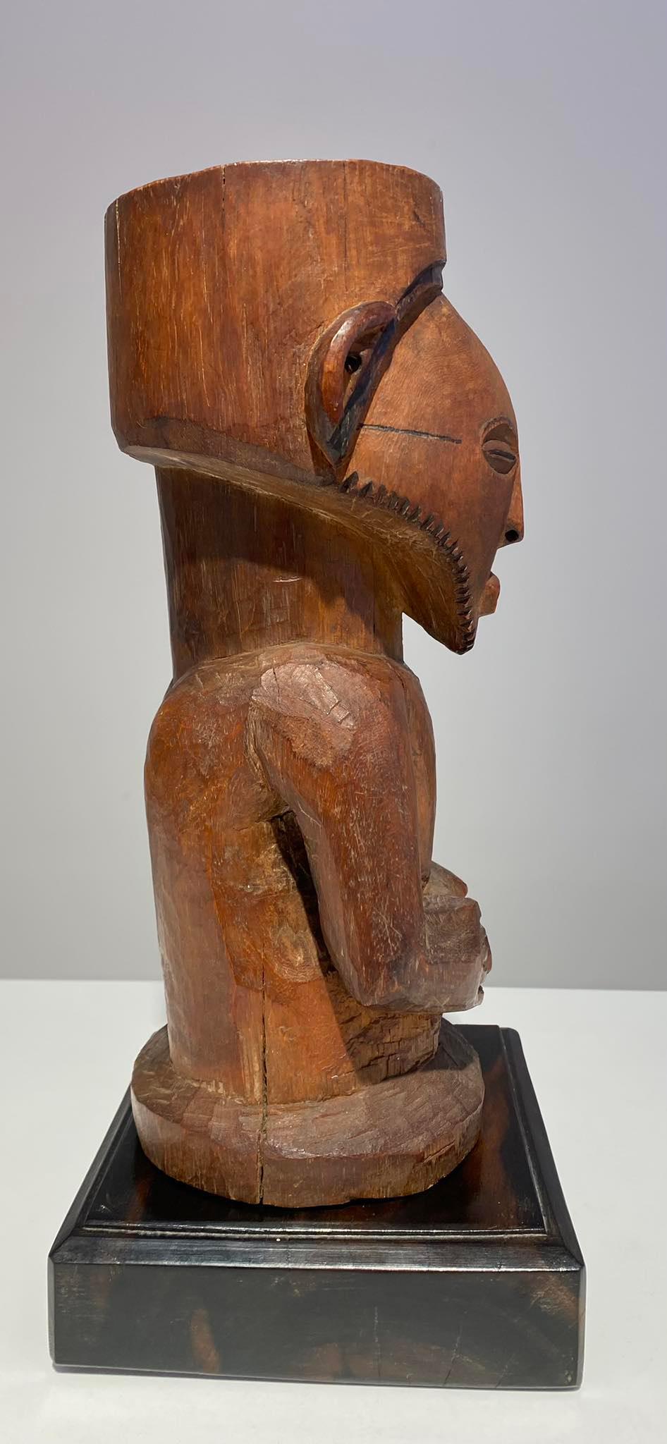 XX secolo Feticcio dell'antenato in legno Kusu ca 1900 DR Congo Africa Arte Tribale dell'Africa Centrale in vendita