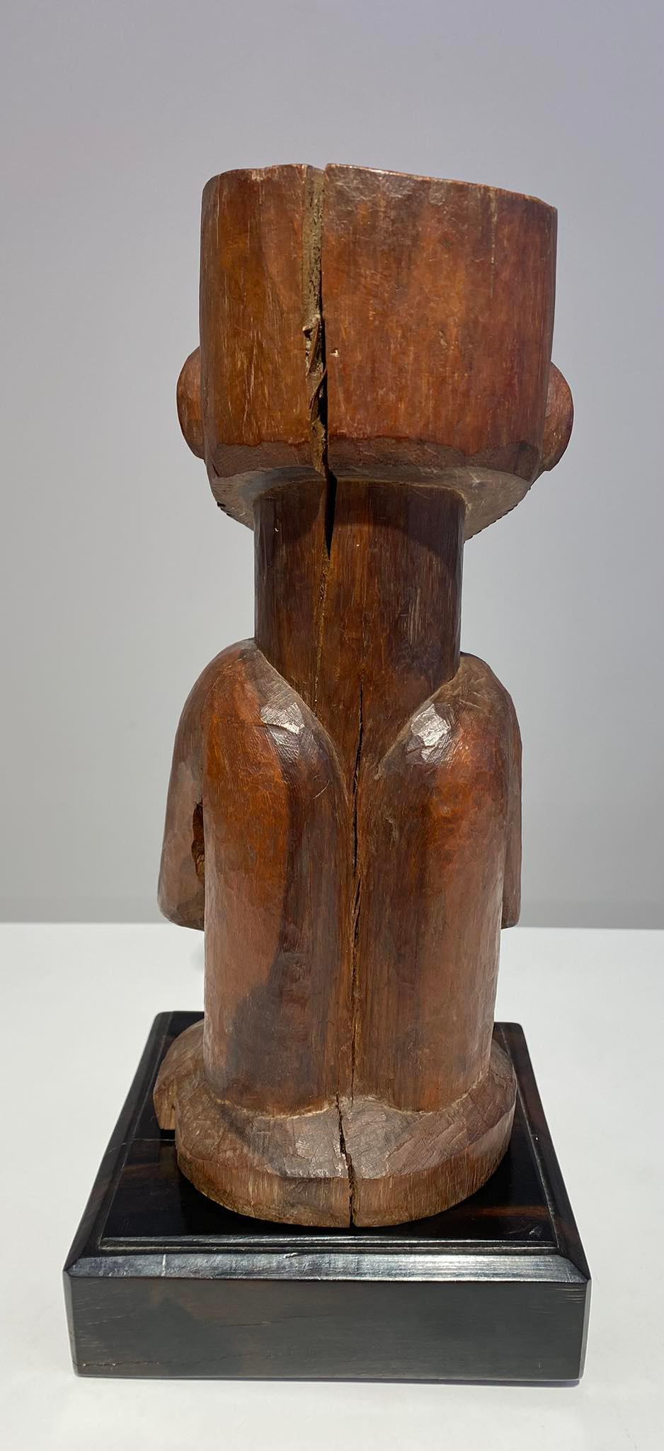 Legno massiccio Feticcio dell'antenato in legno Kusu ca 1900 DR Congo Africa Arte Tribale dell'Africa Centrale in vendita
