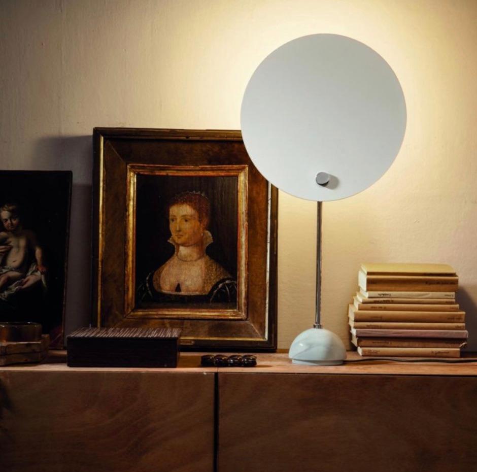 Kuta table lamp by Vico Magistretti. Current production designed and manufactured in France by Nemo Lighting. Circular reflector in aluminum, which shields the lighting distribution, giving the effect of a solar eclipse. The circular screen is