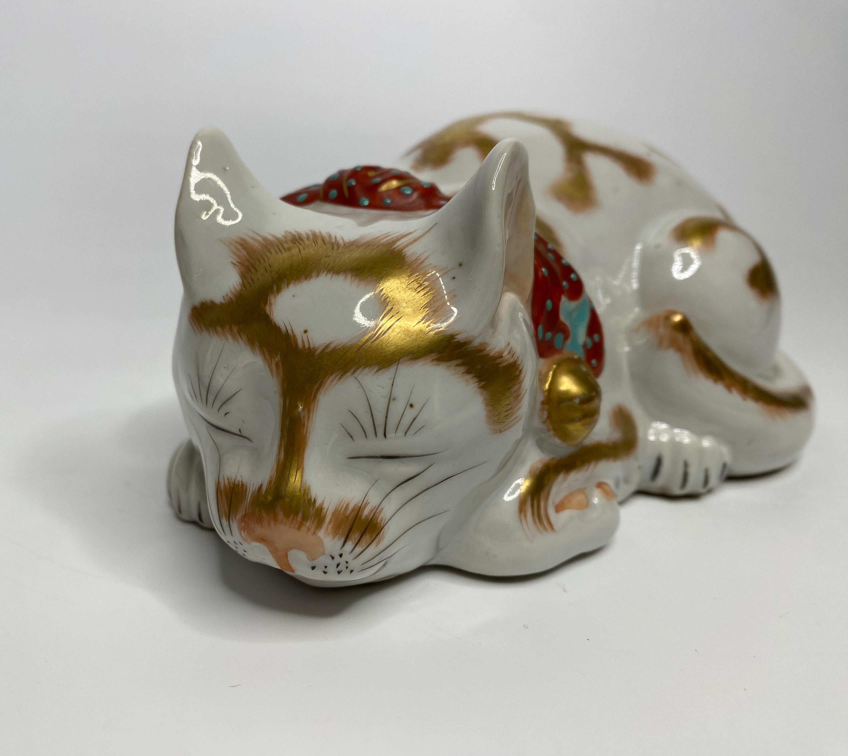 Kutani porcelain cat, Japan, c. 1900, Meiji Period. In Excellent Condition For Sale In Gargrave, North Yorkshire