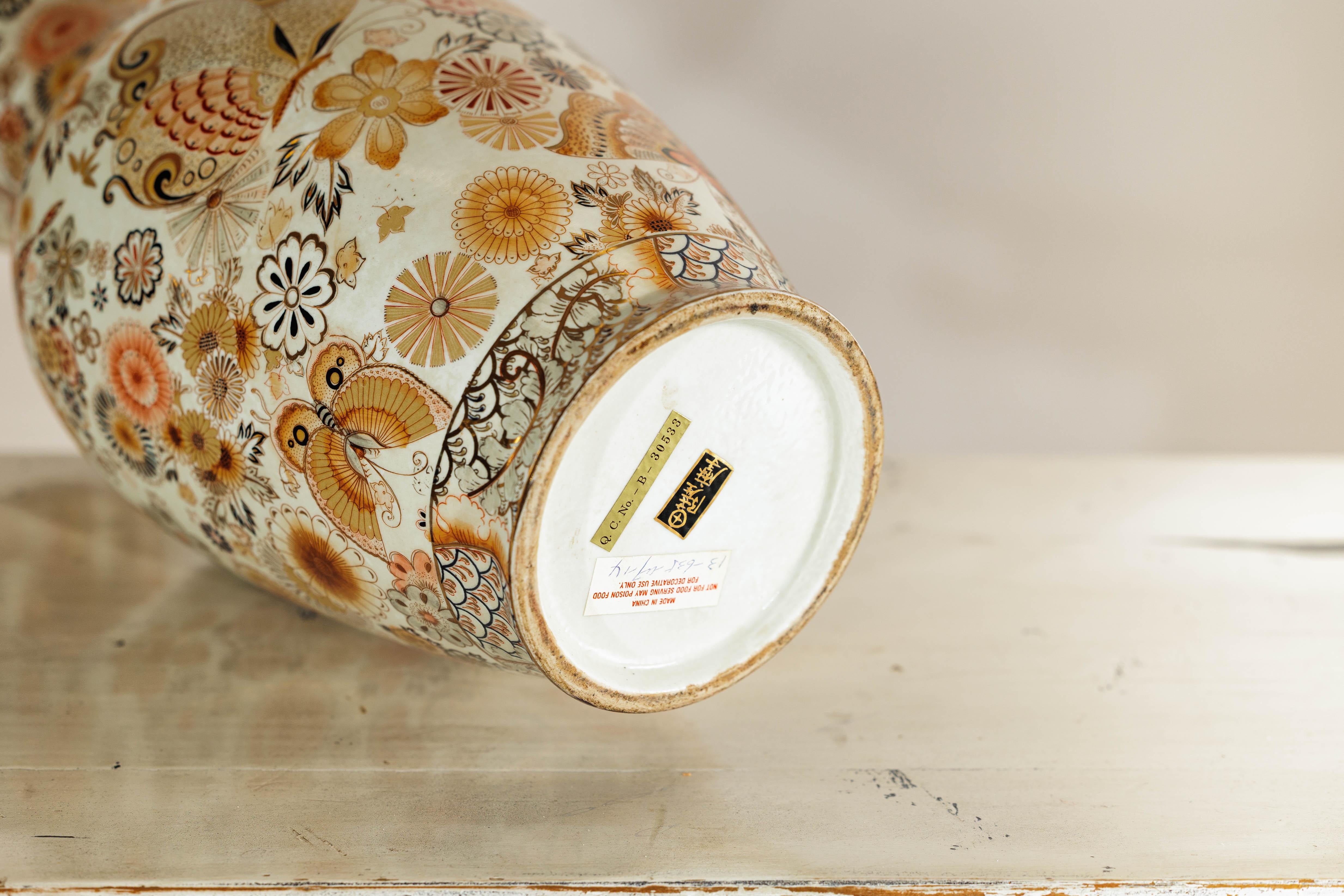 Vaso in ceramica in stile Kutani con farfalle dipinte a mano e motivi floreali in vendita 3