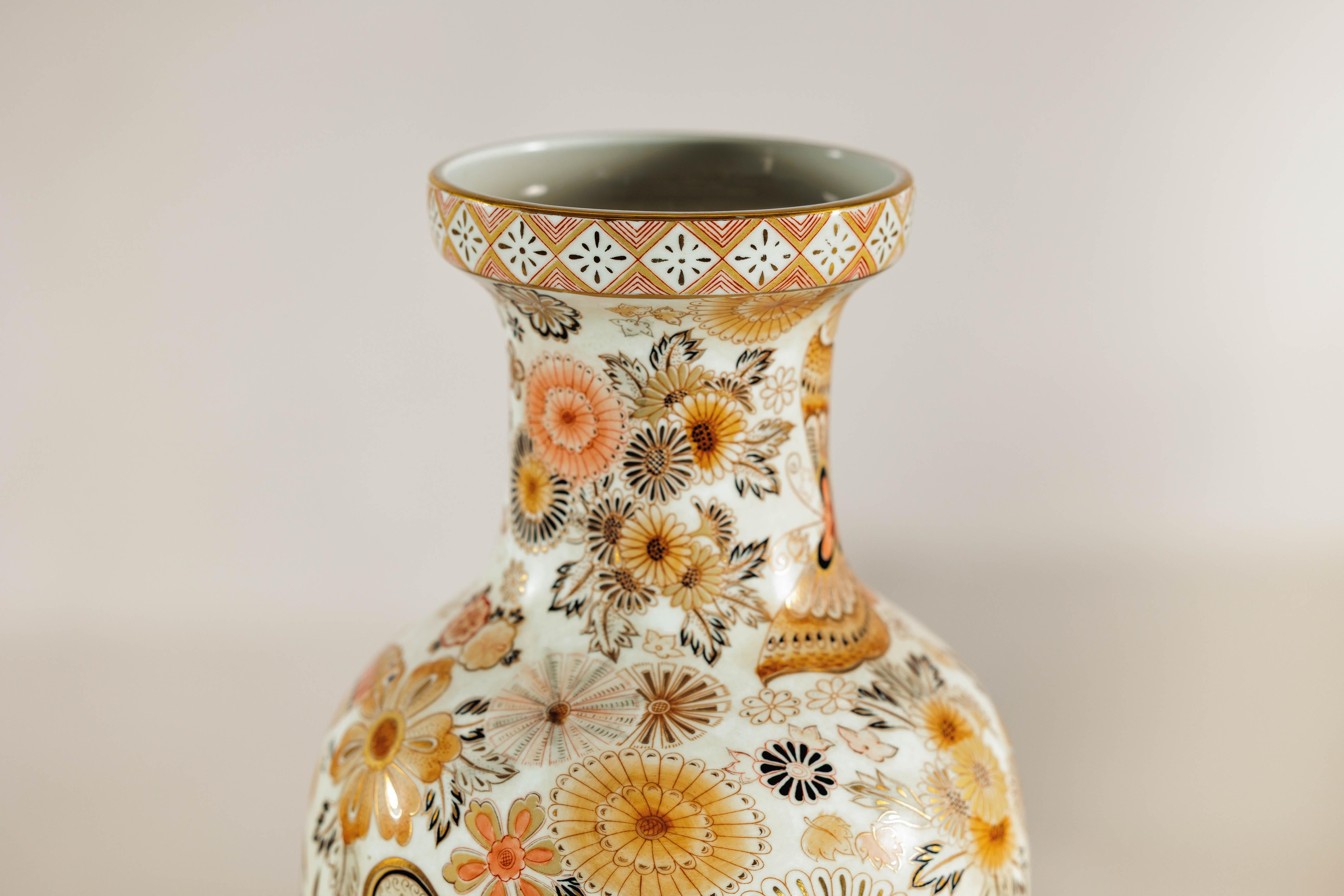 Vaso in ceramica in stile Kutani con farfalle dipinte a mano e motivi floreali in vendita 4