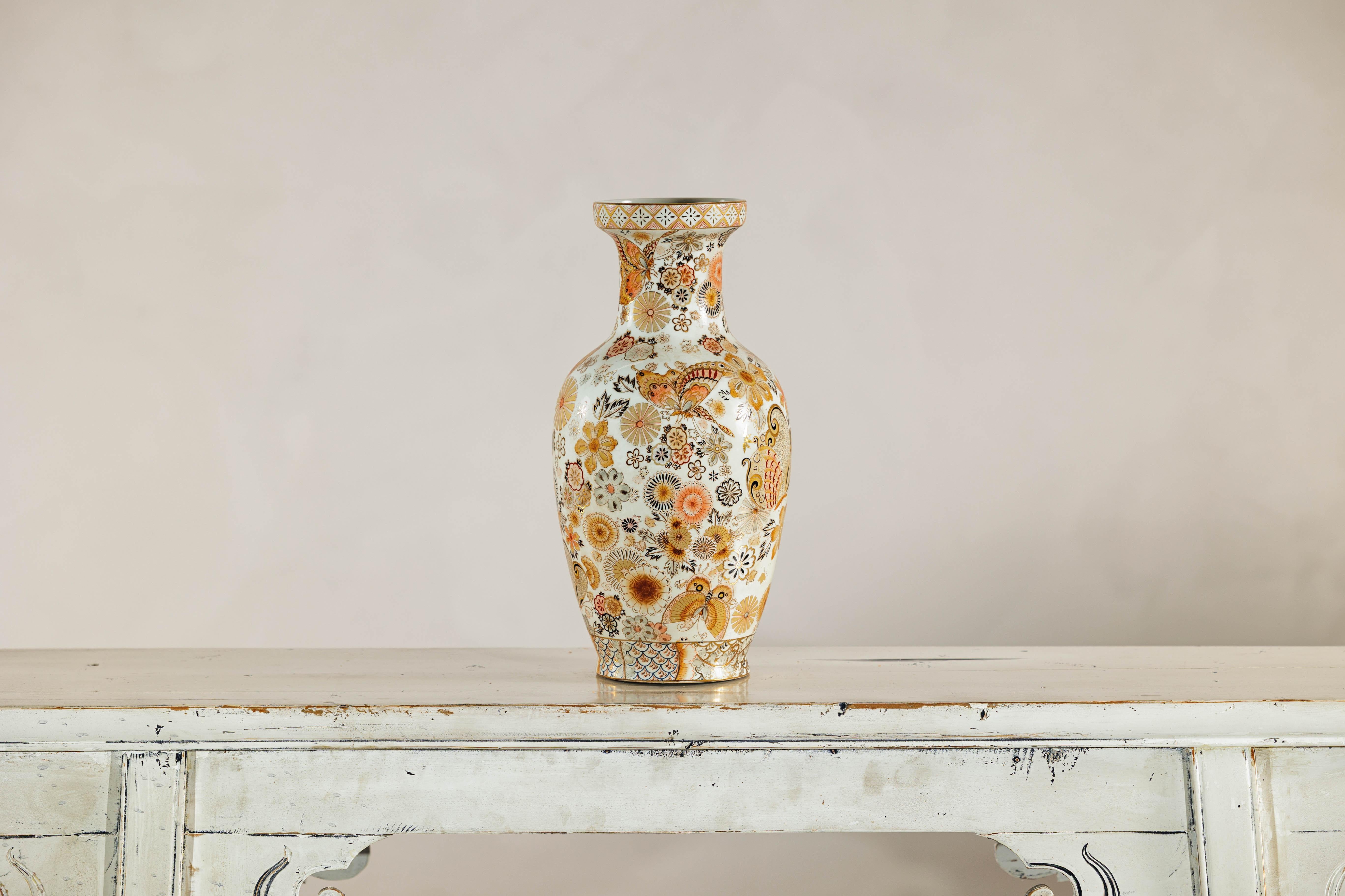 Vaso in ceramica in stile Kutani con farfalle dipinte a mano e motivi floreali in vendita 5
