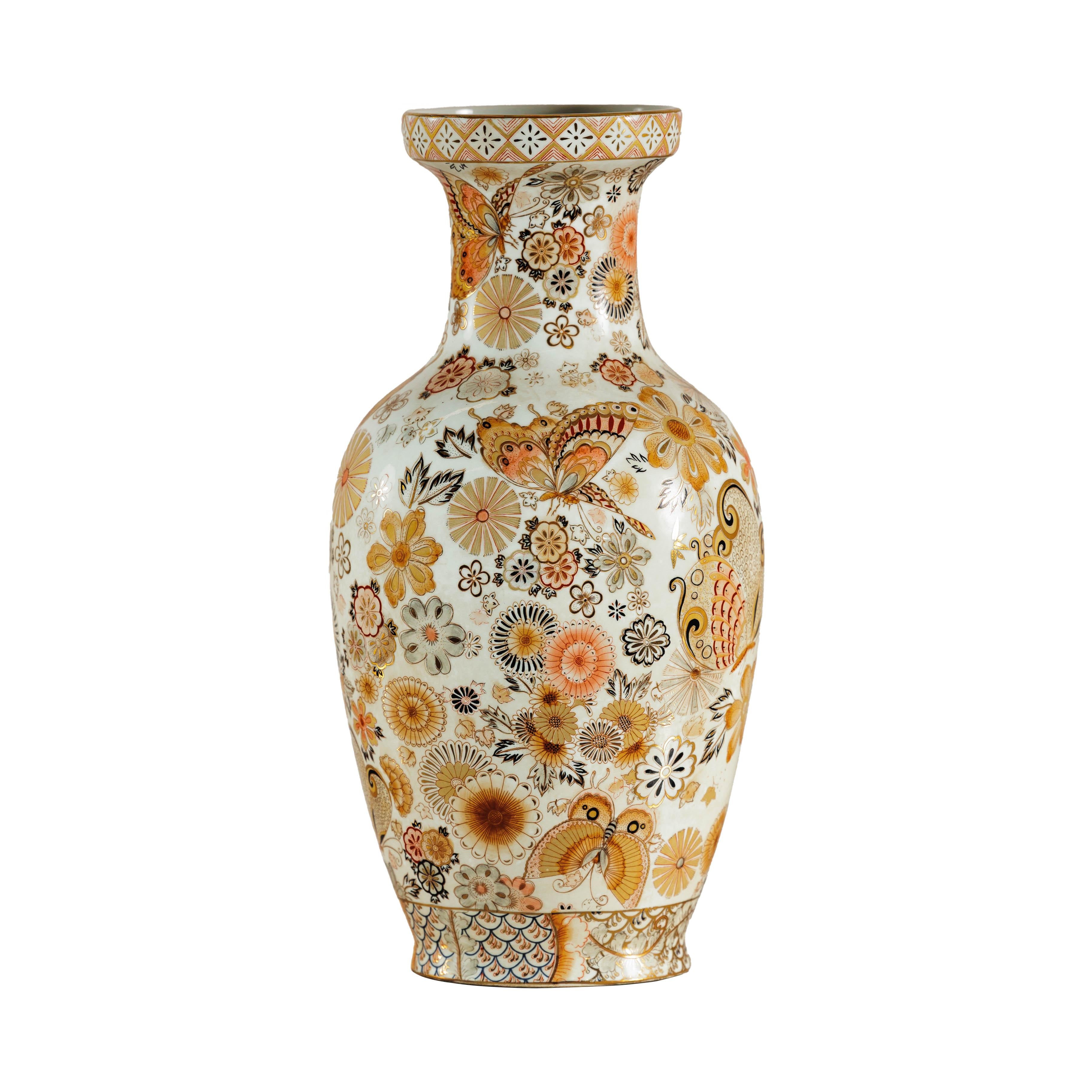 Vaso in ceramica in stile Kutani con farfalle dipinte a mano e motivi floreali in vendita 6