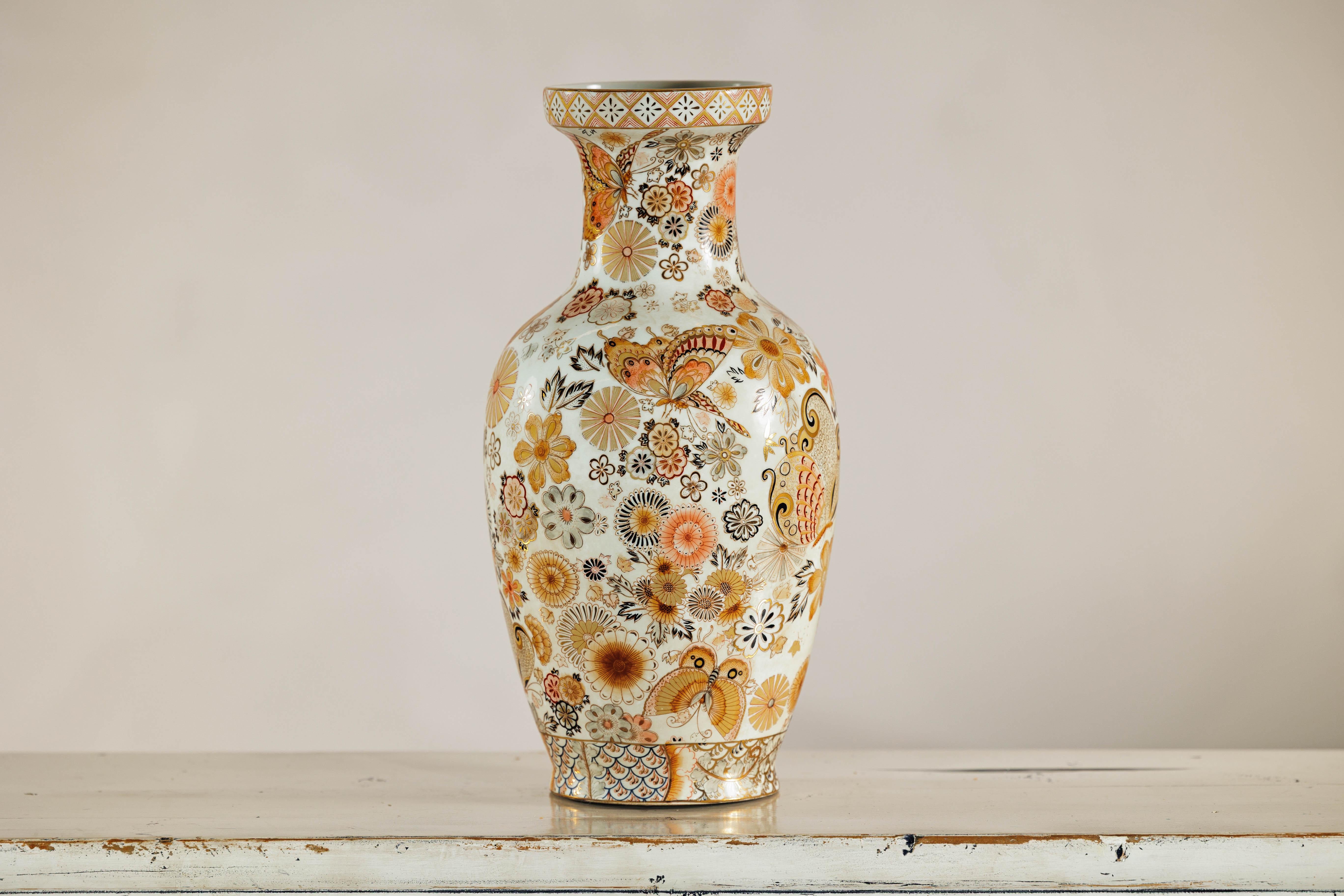 Cinese Vaso in ceramica in stile Kutani con farfalle dipinte a mano e motivi floreali in vendita