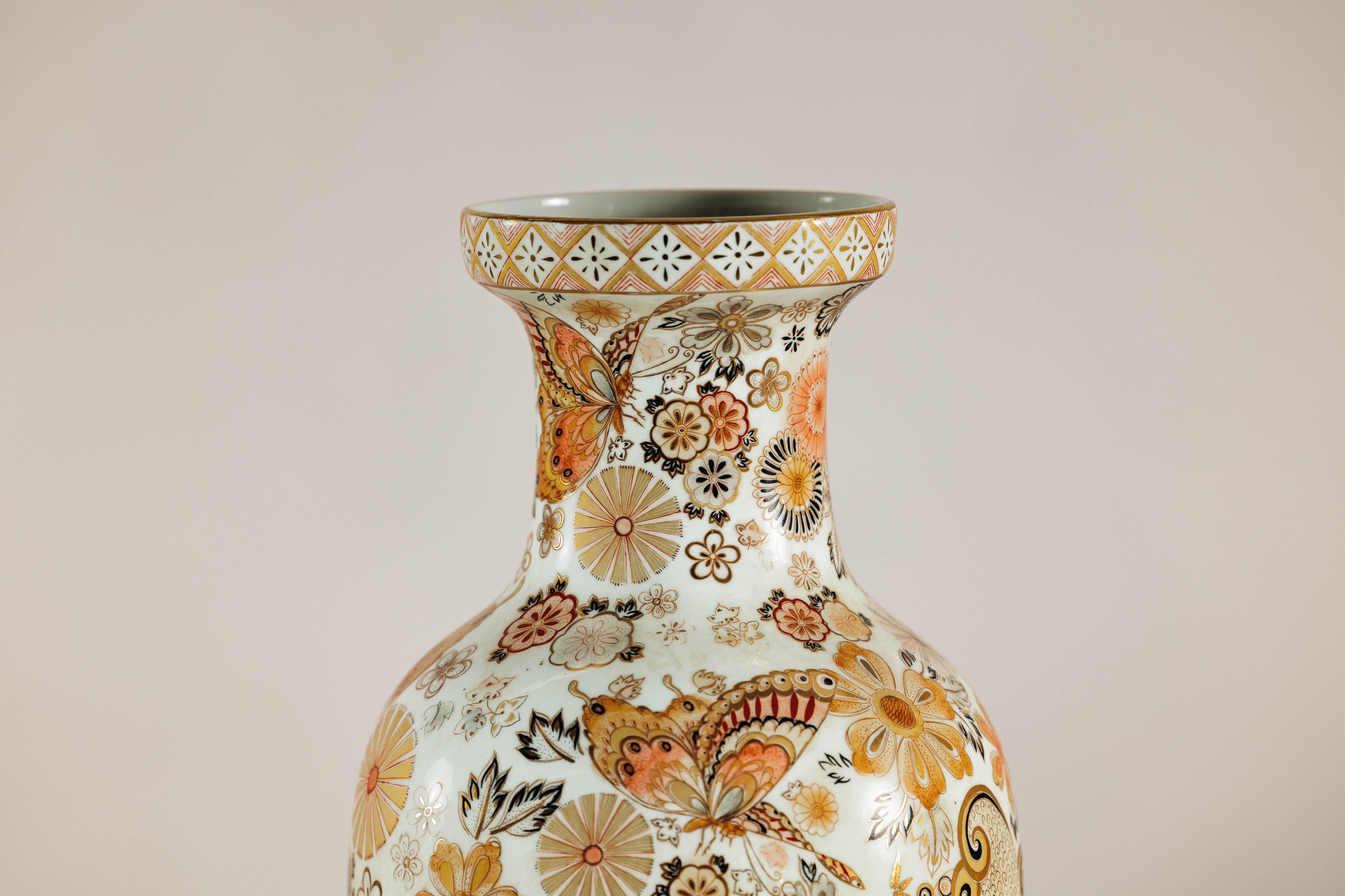 Smaltato Vaso in ceramica in stile Kutani con farfalle dipinte a mano e motivi floreali in vendita